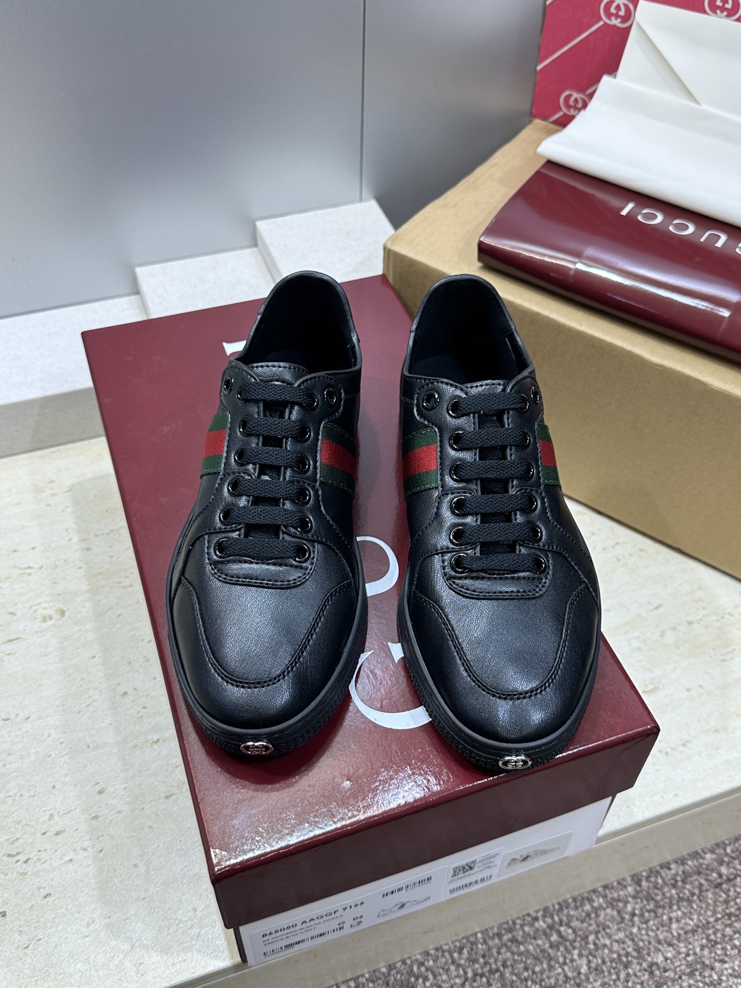 (配全套飞机盒)Gucci 古驰 2026春夏情侣新款系带冲孔休闲运动鞋 G家字母logo拼色平底就圆头