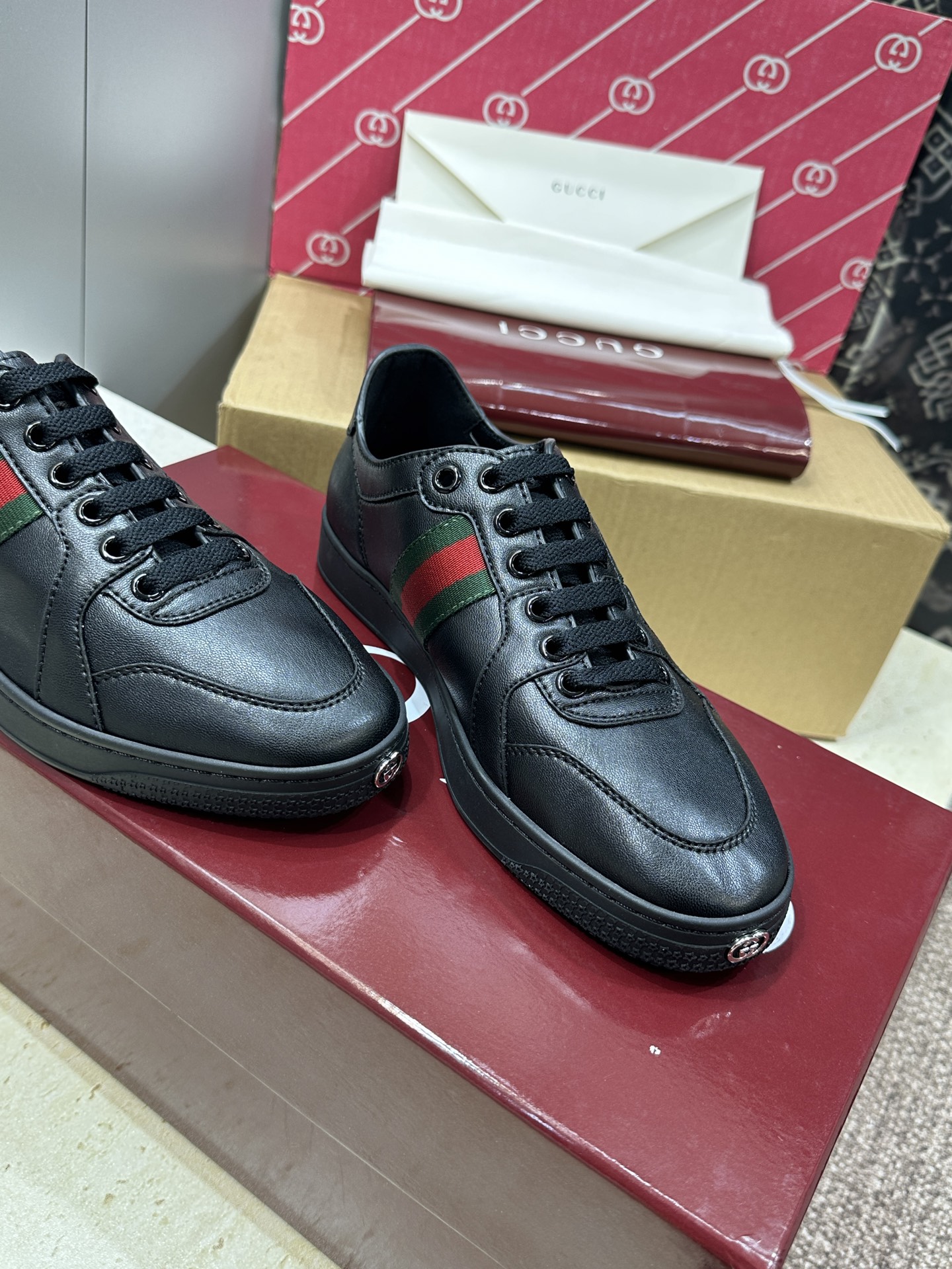 (配全套飞机盒)Gucci 古驰 2026春夏情侣新款系带冲孔休闲运动鞋 G家字母logo拼色平底就圆头