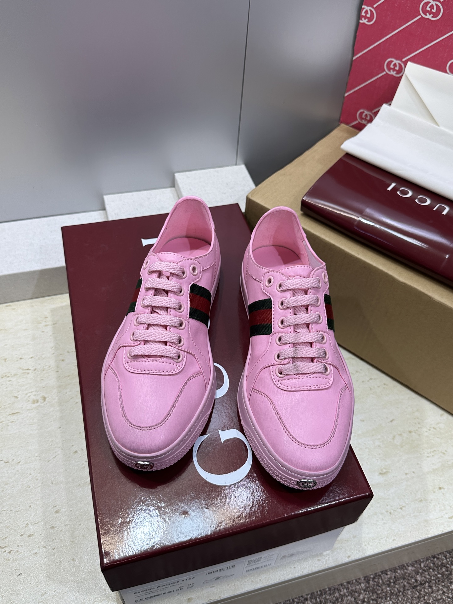 (配全套飞机盒)Gucci 古驰 2026春夏情侣新款系带冲孔休闲运动鞋 G家字母logo拼色平底就圆头