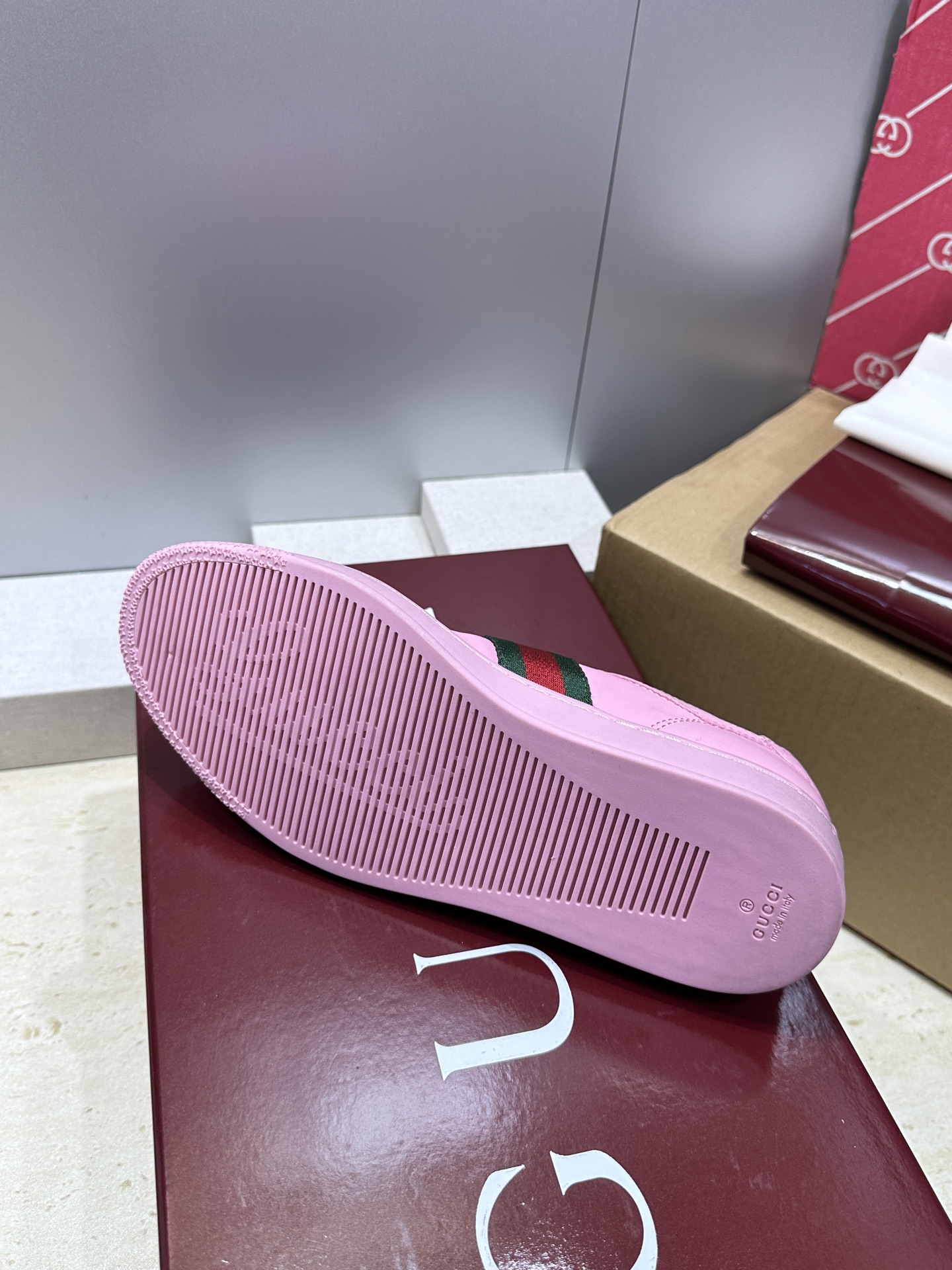 (配全套飞机盒)Gucci 古驰 2026春夏情侣新款系带冲孔休闲运动鞋 G家字母logo拼色平底就圆头