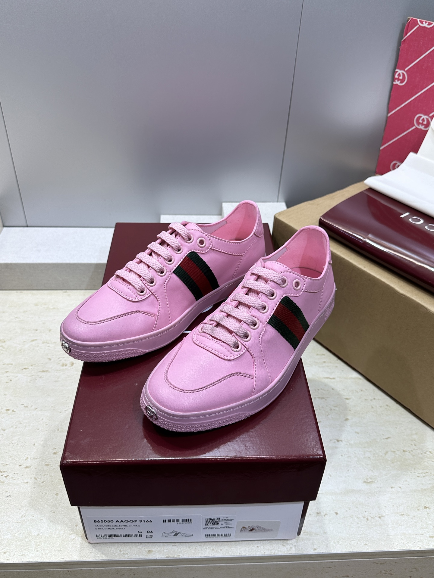 (配全套飞机盒)Gucci 古驰 2026春夏情侣新款系带冲孔休闲运动鞋 G家字母logo拼色平底就圆头
