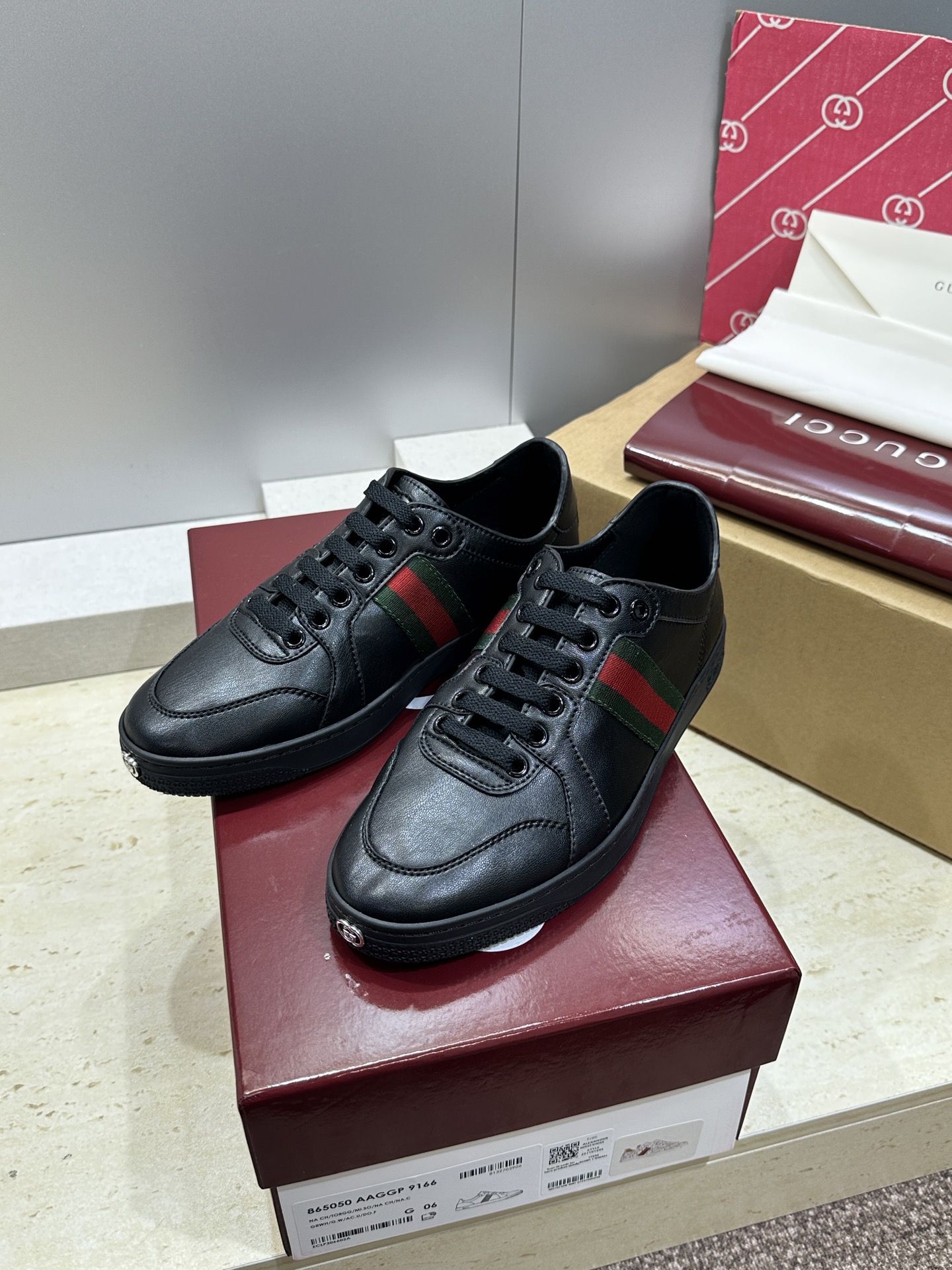 (配全套飞机盒)Gucci 古驰 2026春夏情侣新款系带冲孔休闲运动鞋 G家字母logo拼色平底就圆头