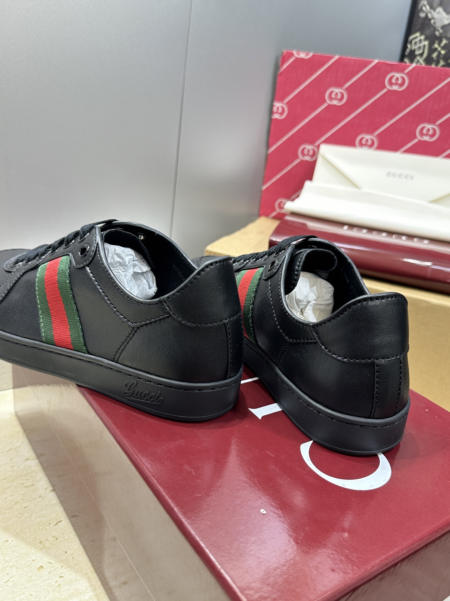 (配全套飞机盒)Gucci 古驰 2026春夏情侣新款系带冲孔休闲运动鞋 G家字母logo拼色平底就圆头
