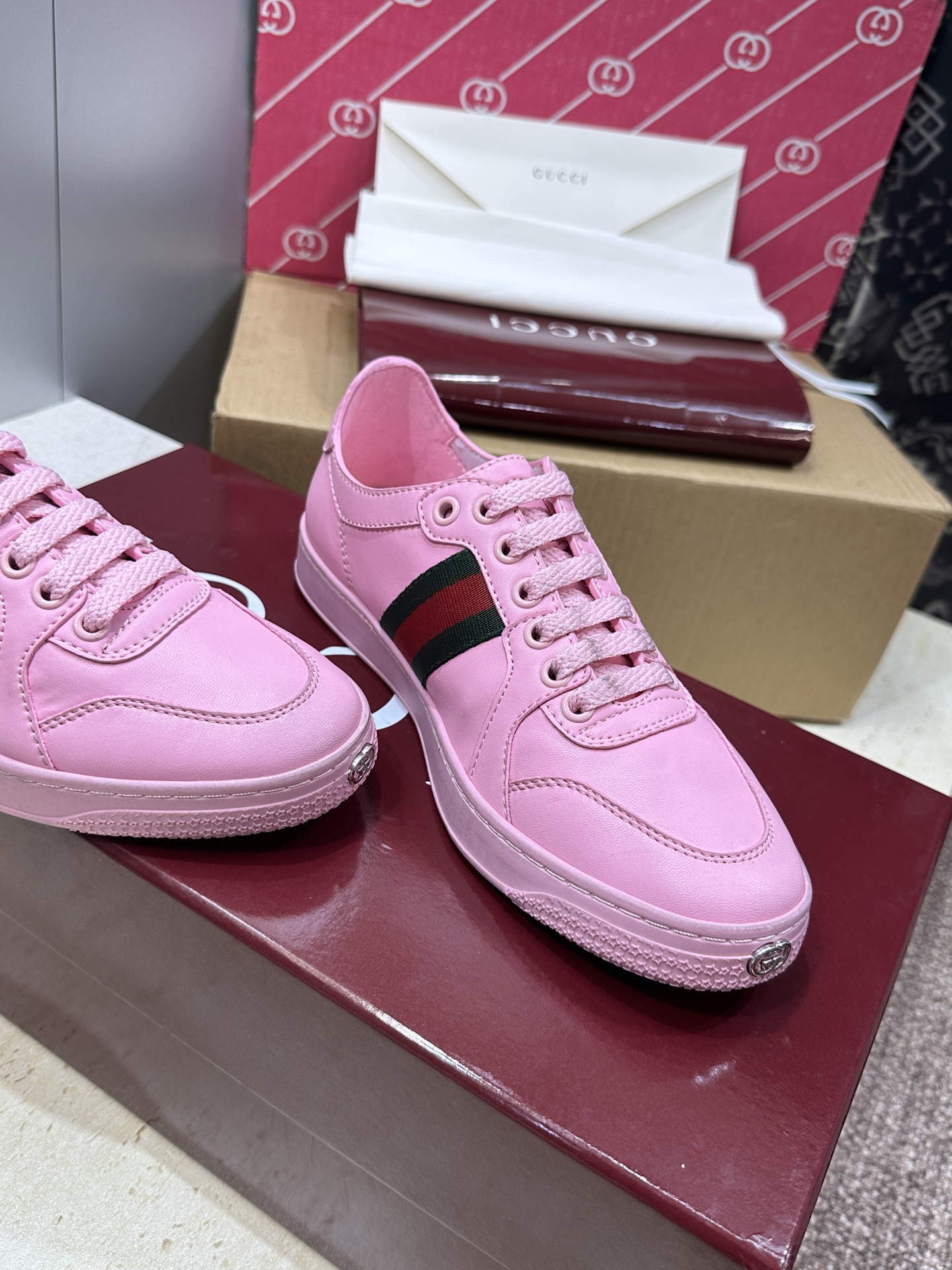 (配全套飞机盒)Gucci 古驰 2026春夏情侣新款系带冲孔休闲运动鞋 G家字母logo拼色平底就圆头