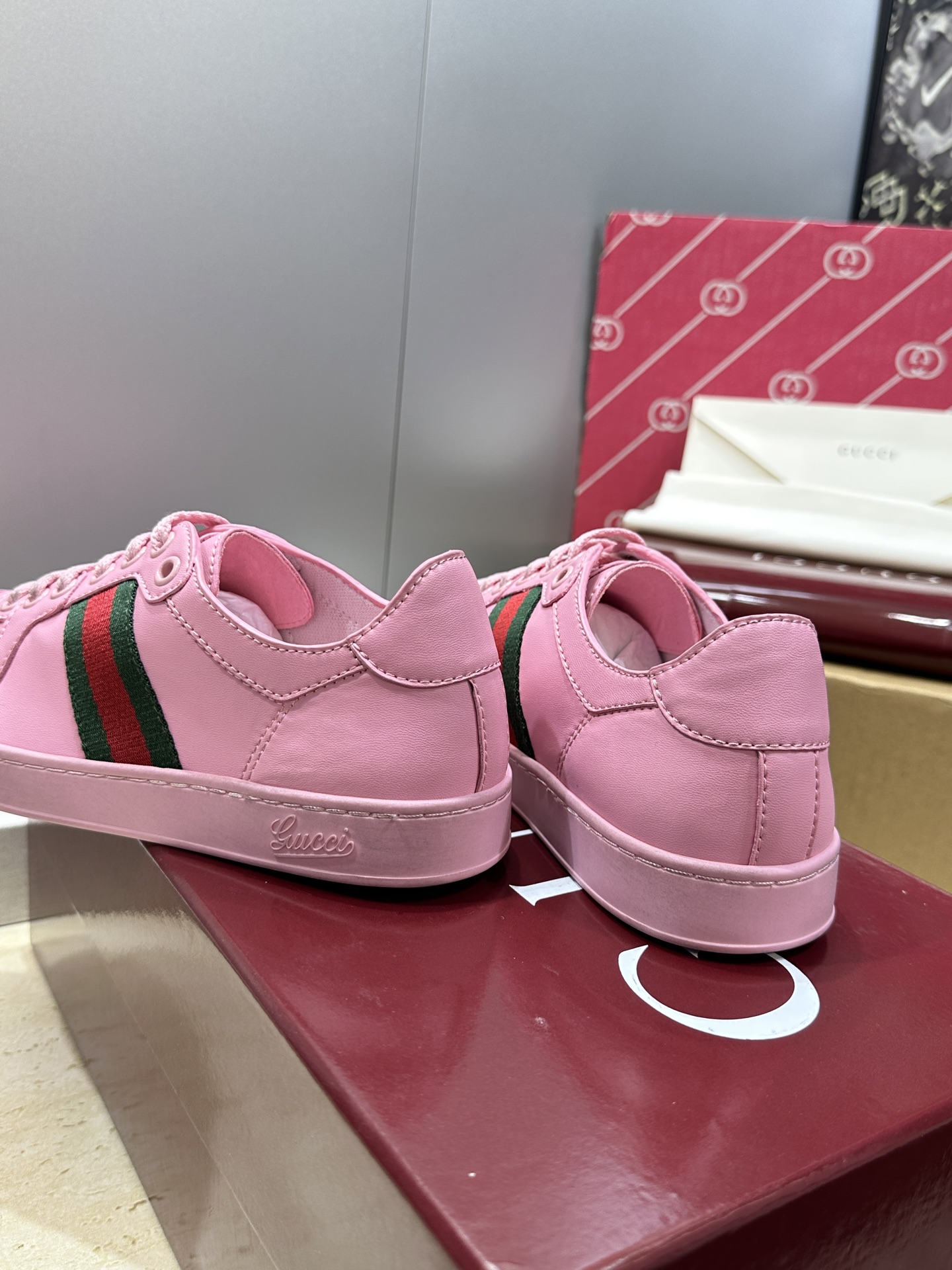 (配全套飞机盒)Gucci 古驰 2026春夏情侣新款系带冲孔休闲运动鞋 G家字母logo拼色平底就圆头
