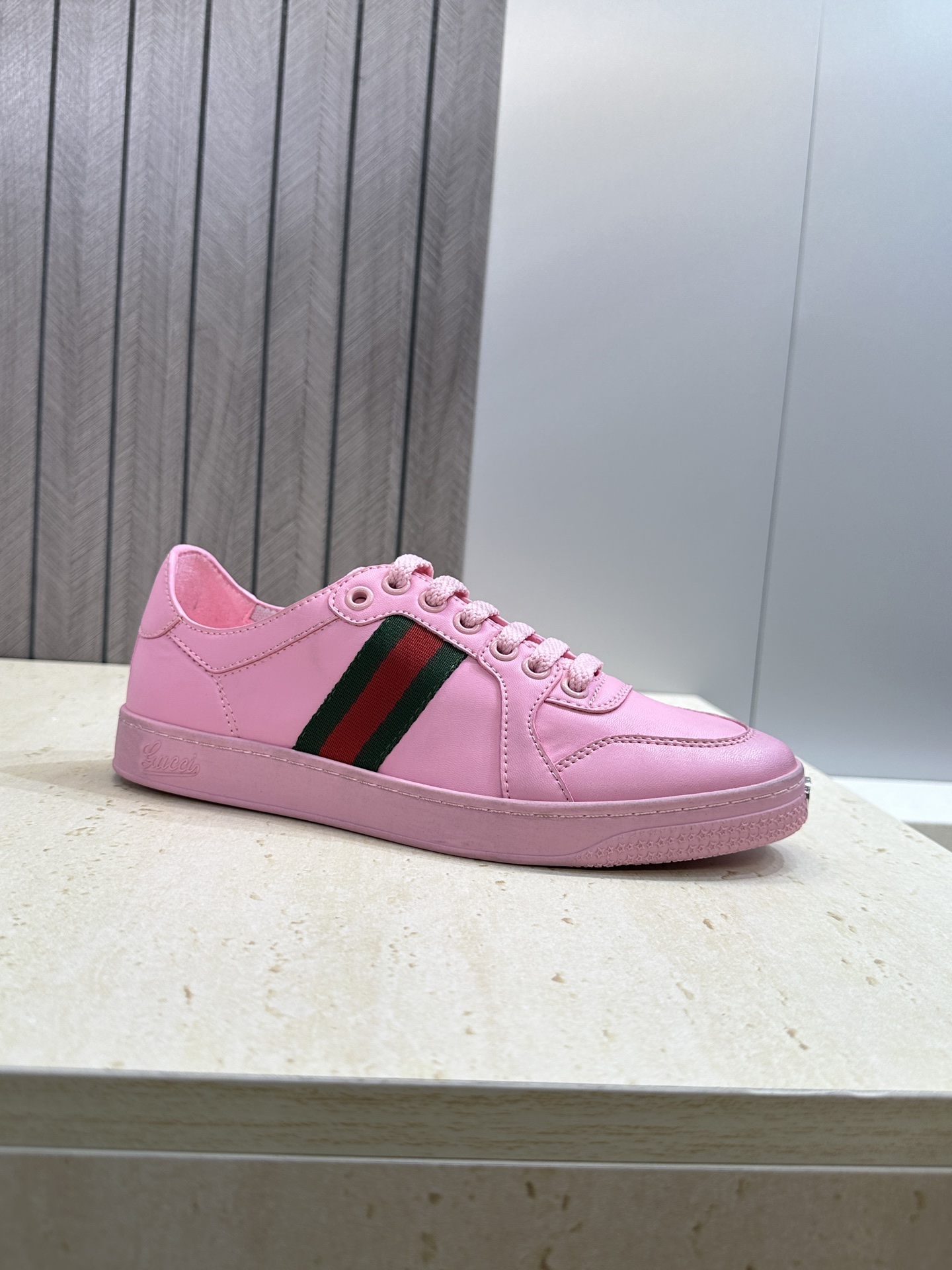 (配全套飞机盒)Gucci 古驰 2026春夏情侣新款系带冲孔休闲运动鞋 G家字母logo拼色平底就圆头