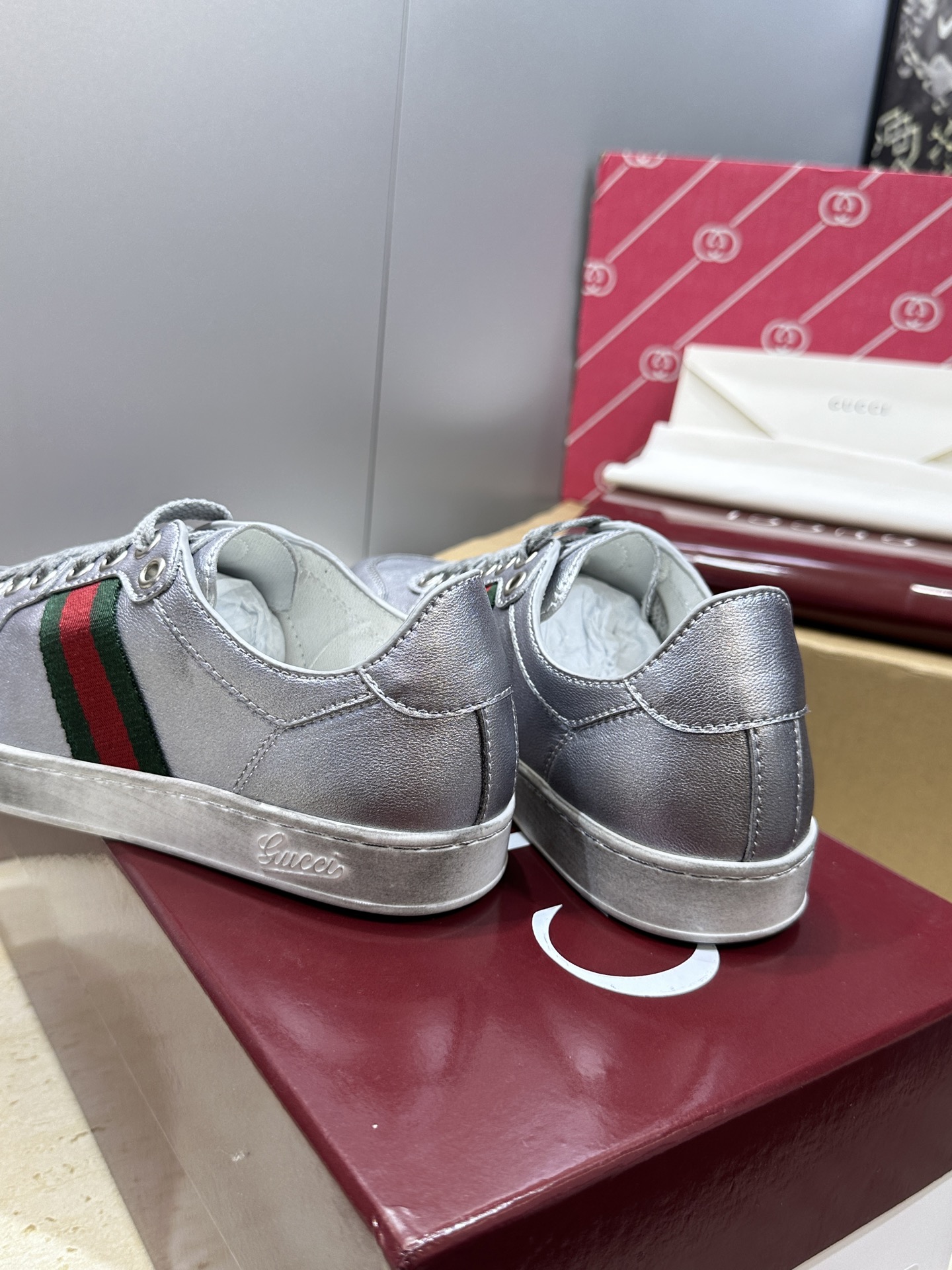 (配全套飞机盒)Gucci 古驰 2026春夏情侣新款系带冲孔休闲运动鞋 G家字母logo拼色平底就圆头
