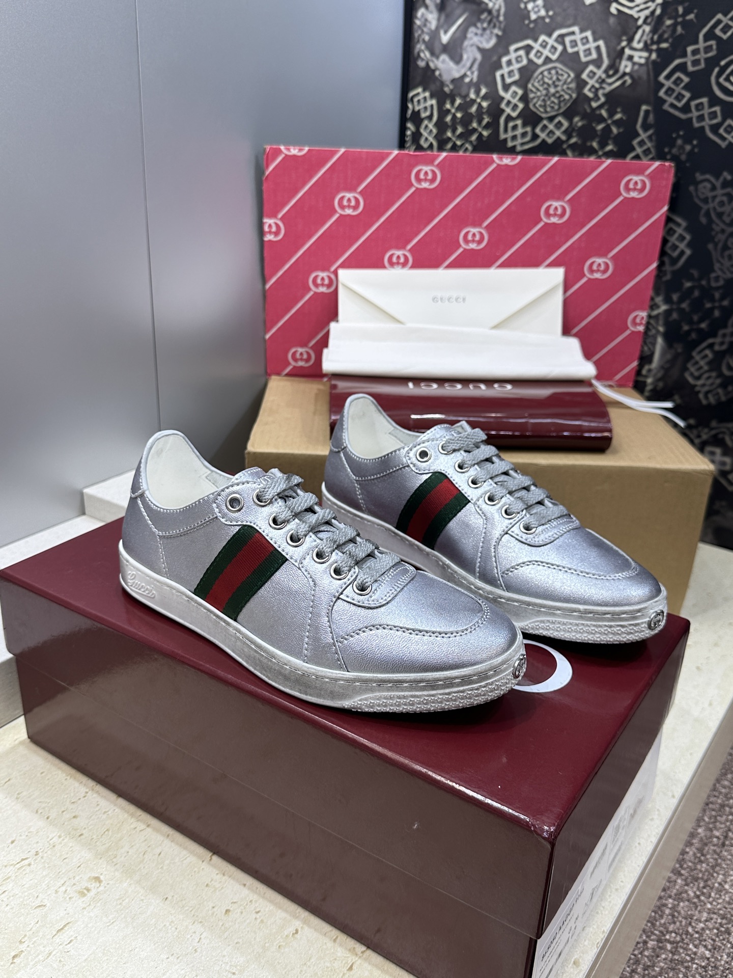 (配全套飞机盒)Gucci 古驰 2026春夏情侣新款系带冲孔休闲运动鞋 G家字母logo拼色平底就圆头