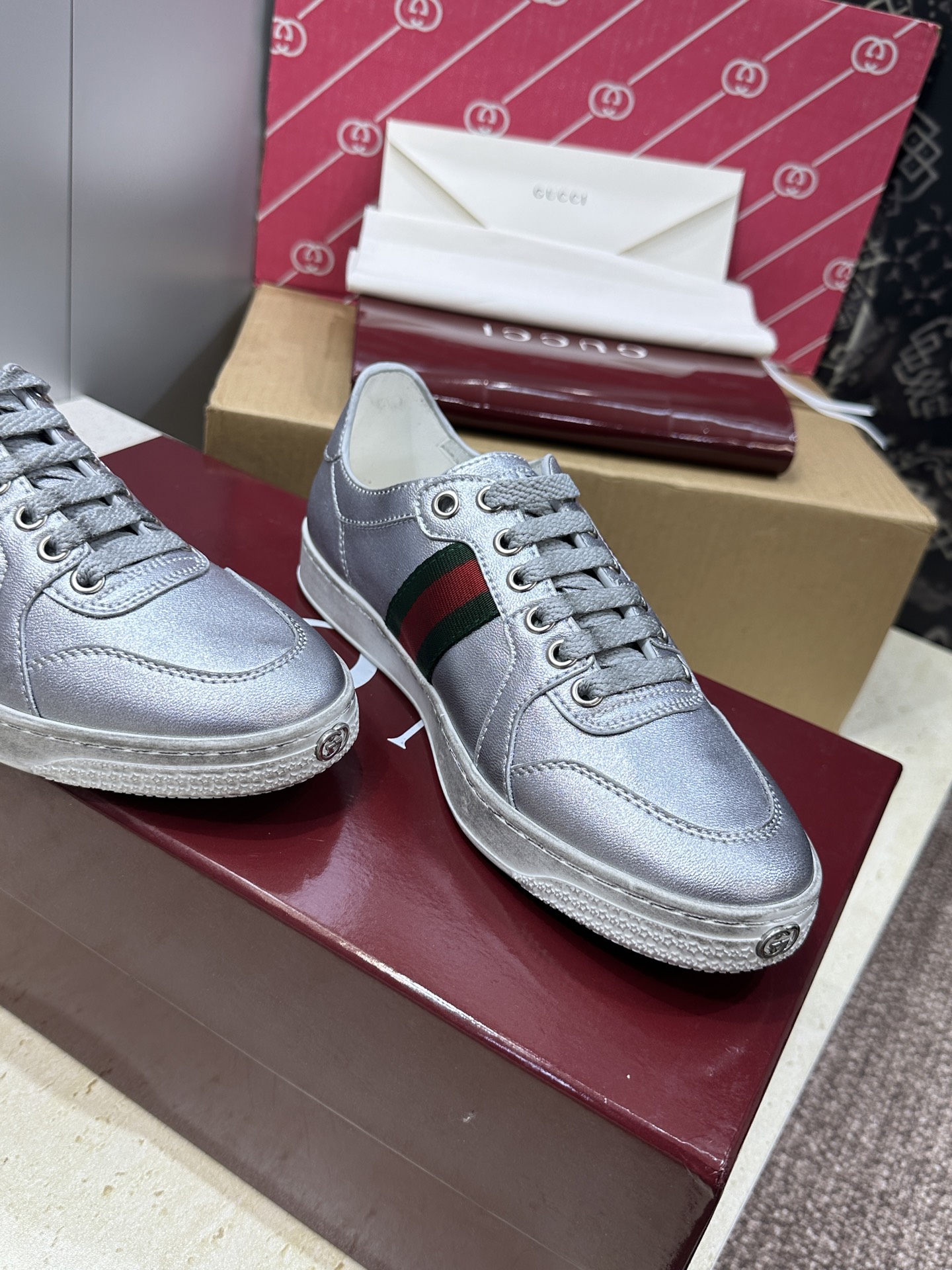 (配全套飞机盒)Gucci 古驰 2026春夏情侣新款系带冲孔休闲运动鞋 G家字母logo拼色平底就圆头