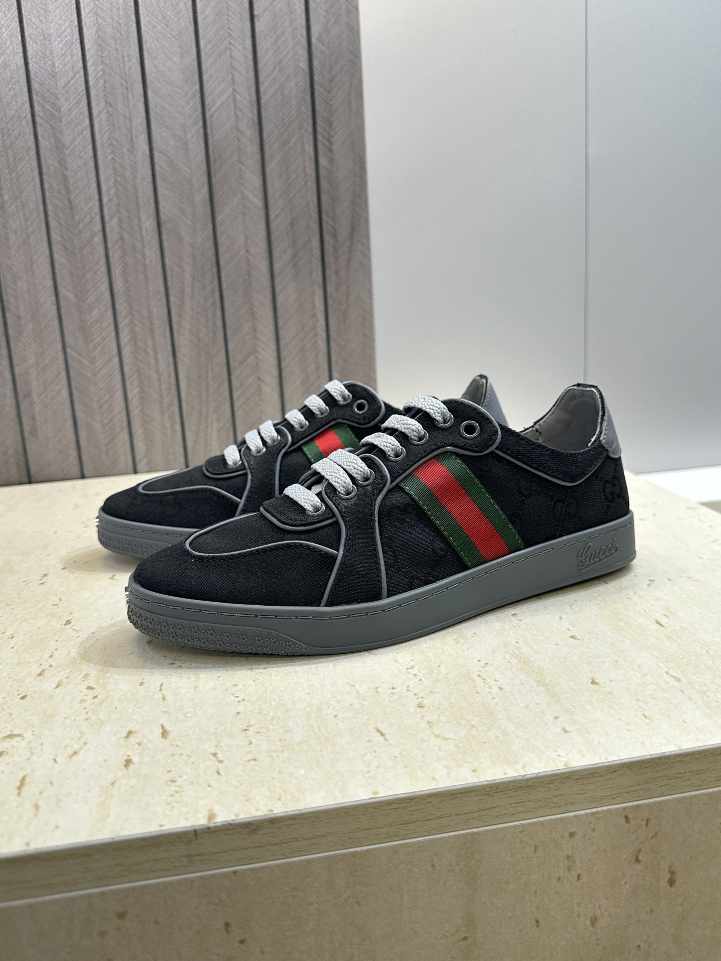 (配全套飞机盒)Gucci 古驰 2026春夏情侣新款系带冲孔休闲运动鞋 G家字母logo拼色平底就圆头