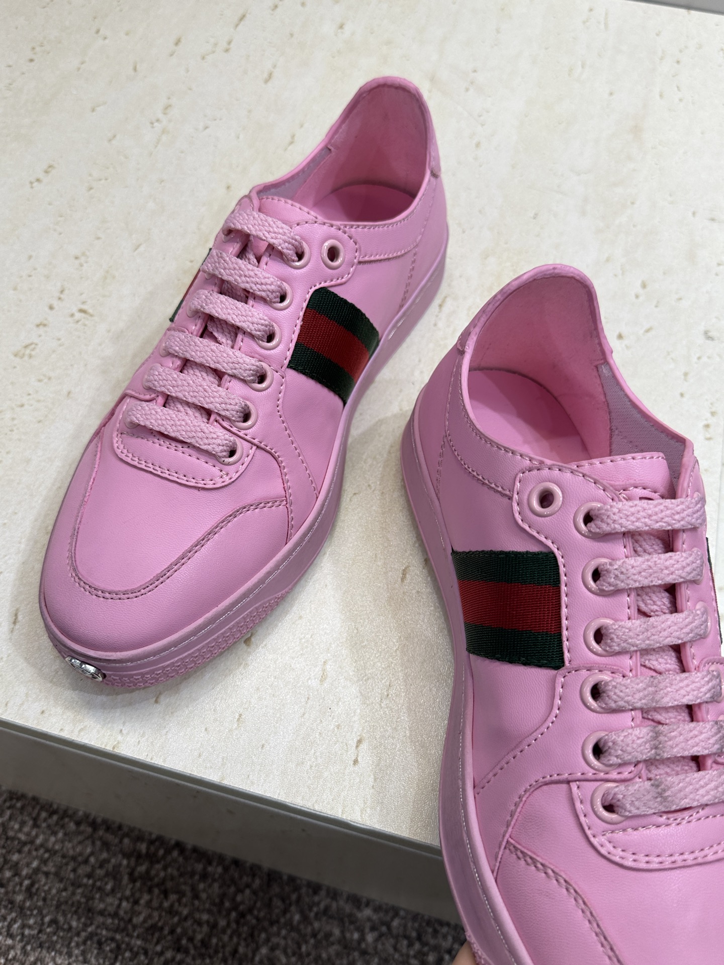 (配全套飞机盒)Gucci 古驰 2026春夏情侣新款系带冲孔休闲运动鞋 G家字母logo拼色平底就圆头