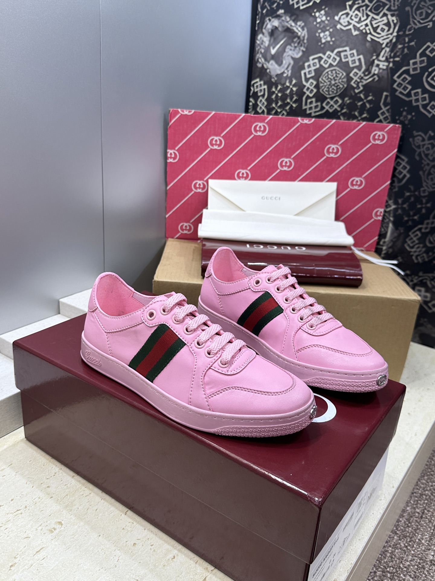 (配全套飞机盒)Gucci 古驰 2026春夏情侣新款系带冲孔休闲运动鞋 G家字母logo拼色平底就圆头