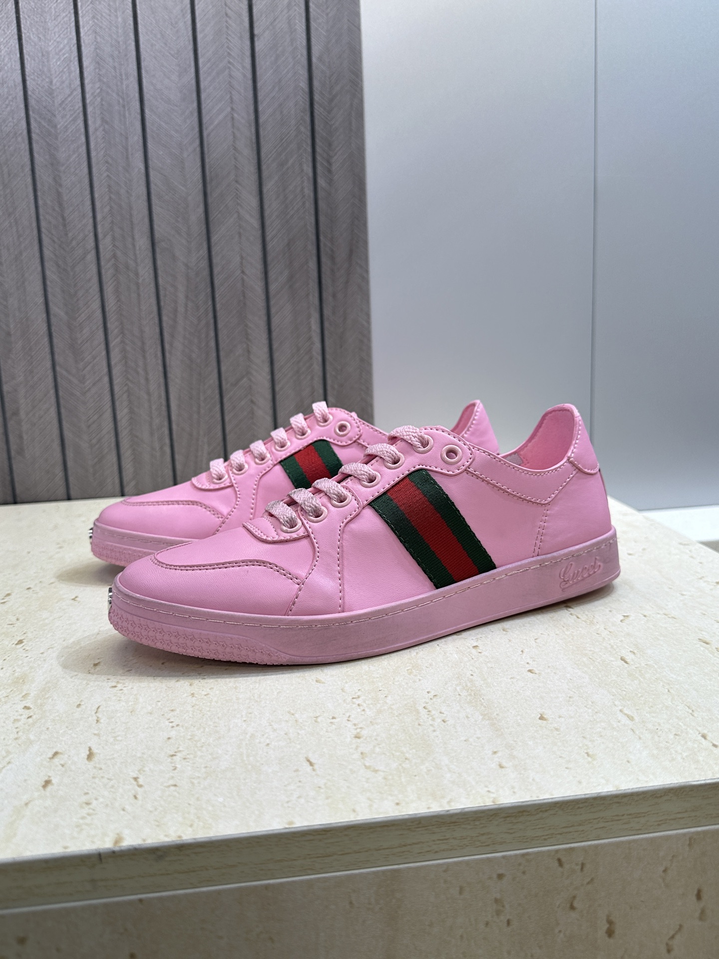 (配全套飞机盒)Gucci 古驰 2026春夏情侣新款系带冲孔休闲运动鞋 G家字母logo拼色平底就圆头