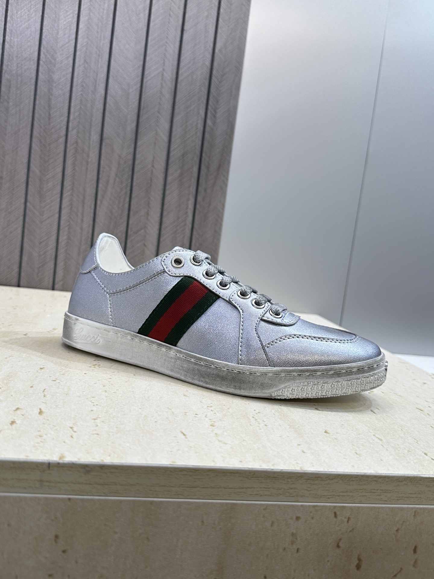 (配全套飞机盒)Gucci 古驰 2026春夏情侣新款系带冲孔休闲运动鞋 G家字母logo拼色平底就圆头