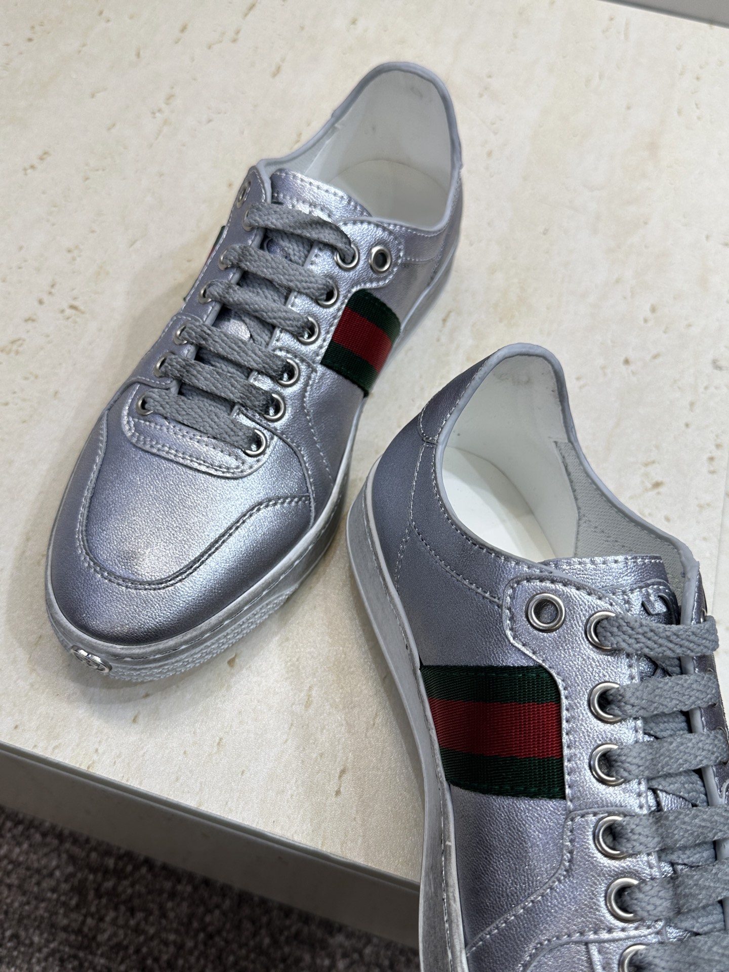 (配全套飞机盒)Gucci 古驰 2026春夏情侣新款系带冲孔休闲运动鞋 G家字母logo拼色平底就圆头