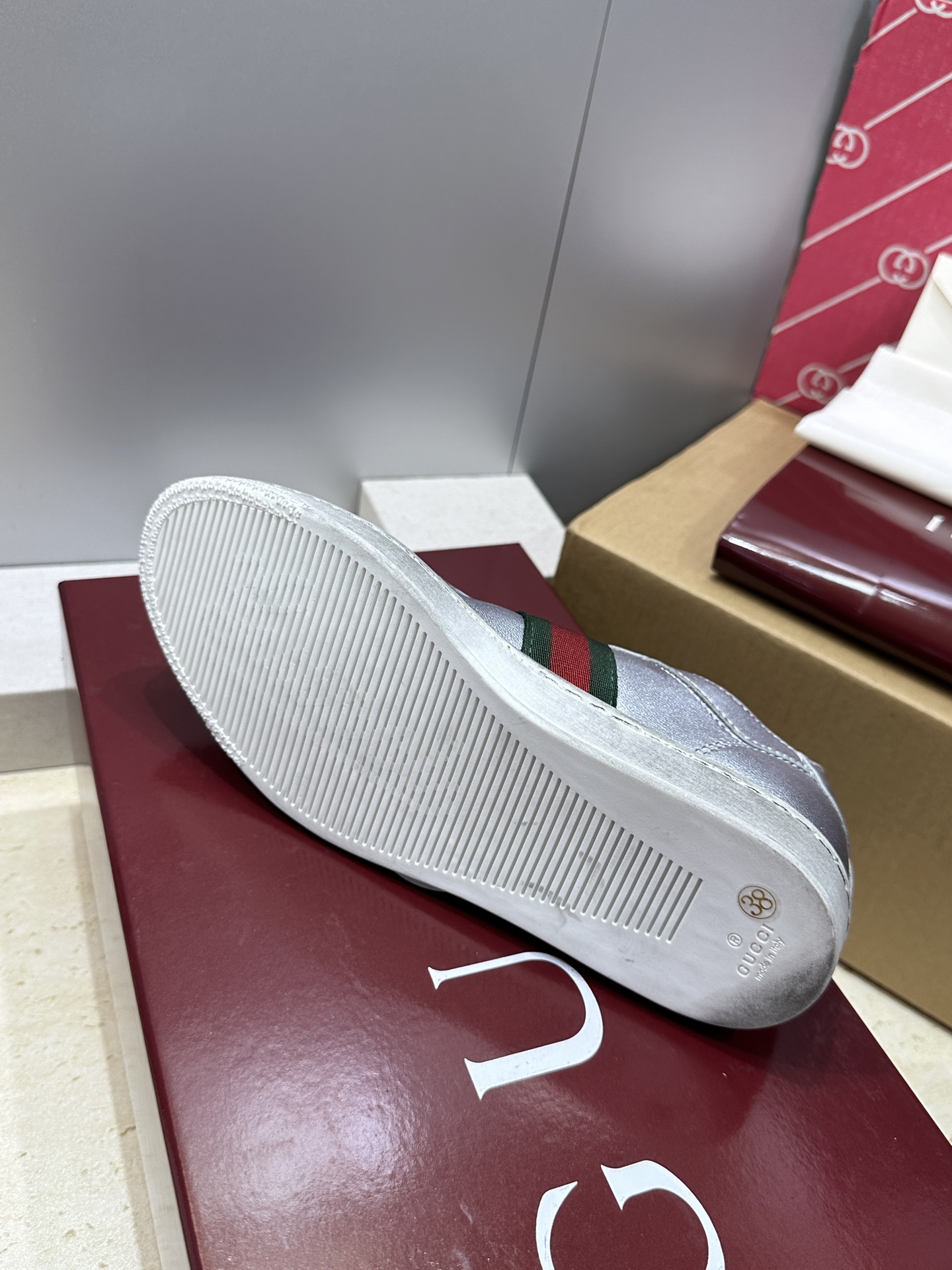 (配全套飞机盒)Gucci 古驰 2026春夏情侣新款系带冲孔休闲运动鞋 G家字母logo拼色平底就圆头