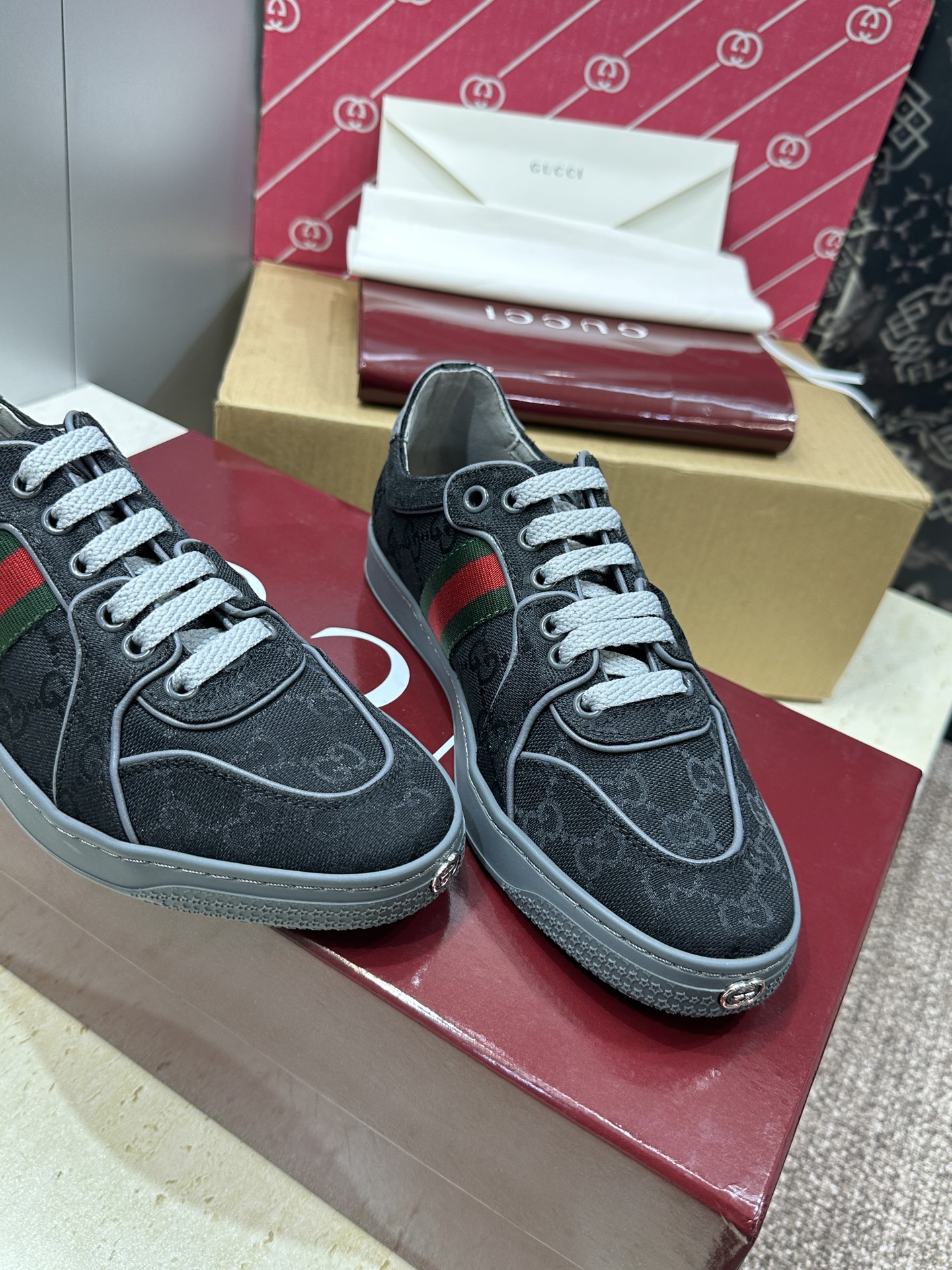 (配全套飞机盒)Gucci 古驰 2026春夏情侣新款系带冲孔休闲运动鞋 G家字母logo拼色平底就圆头