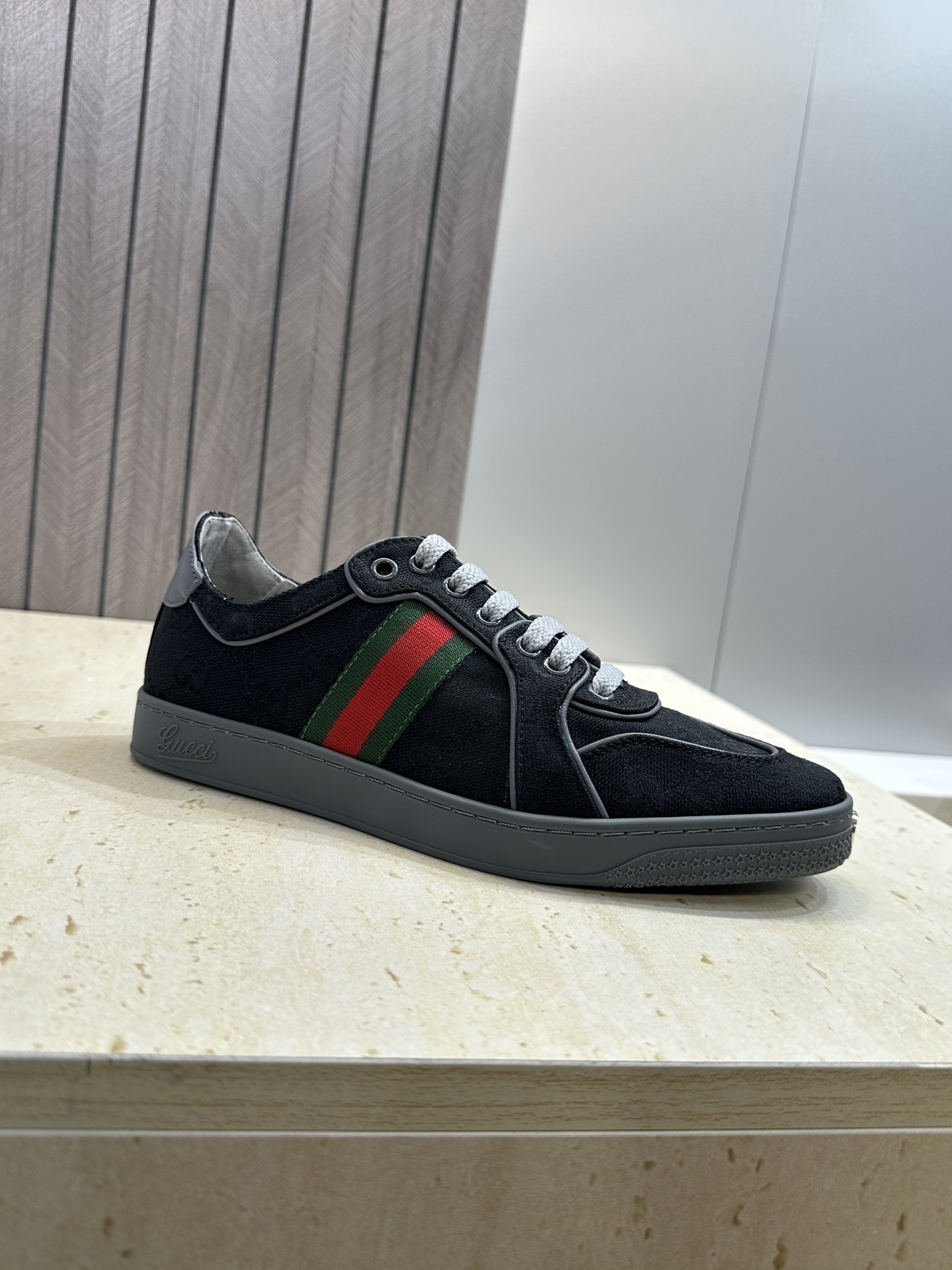 (配全套飞机盒)Gucci 古驰 2026春夏情侣新款系带冲孔休闲运动鞋 G家字母logo拼色平底就圆头