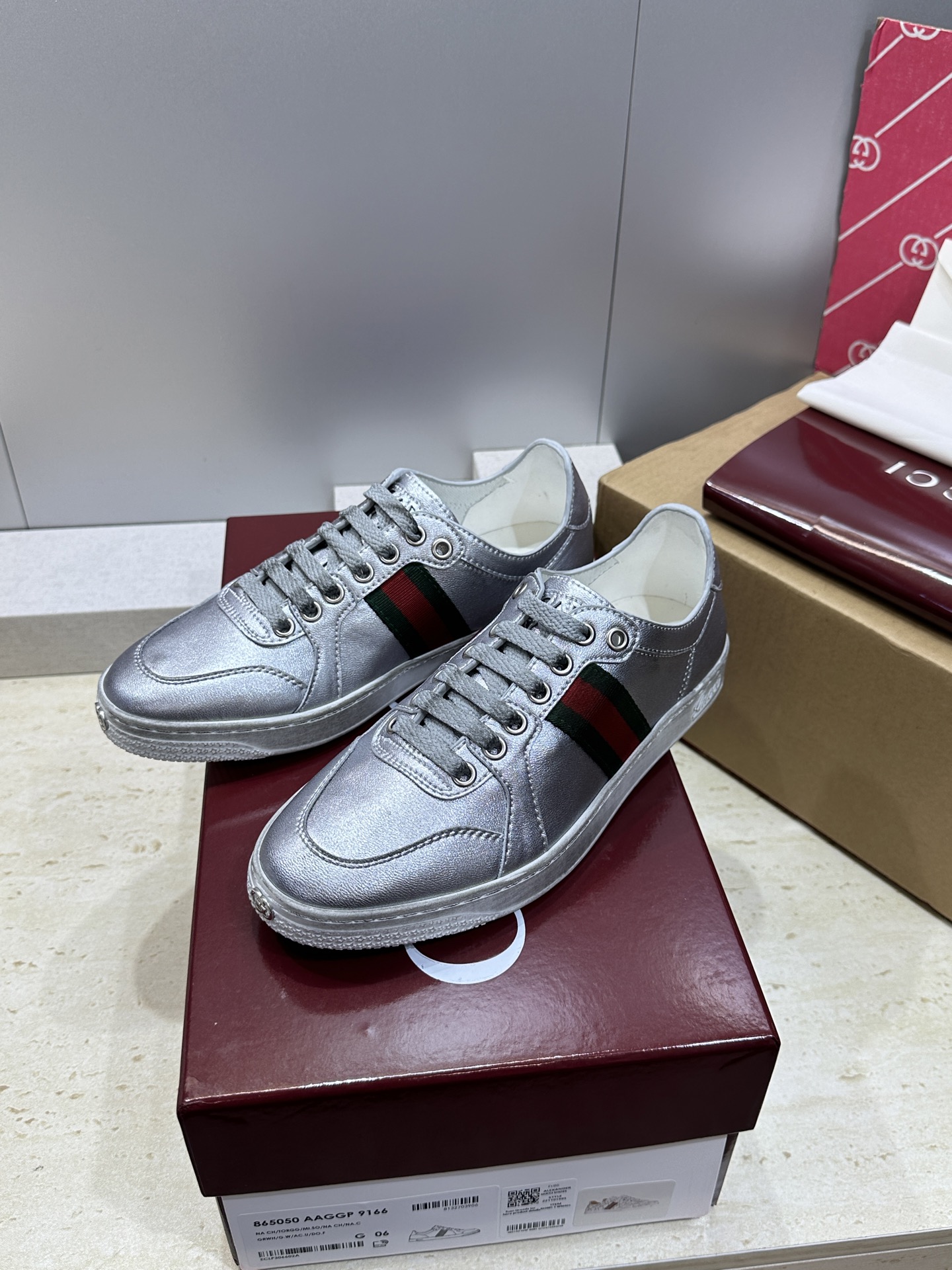 (配全套飞机盒)Gucci 古驰 2026春夏情侣新款系带冲孔休闲运动鞋 G家字母logo拼色平底就圆头