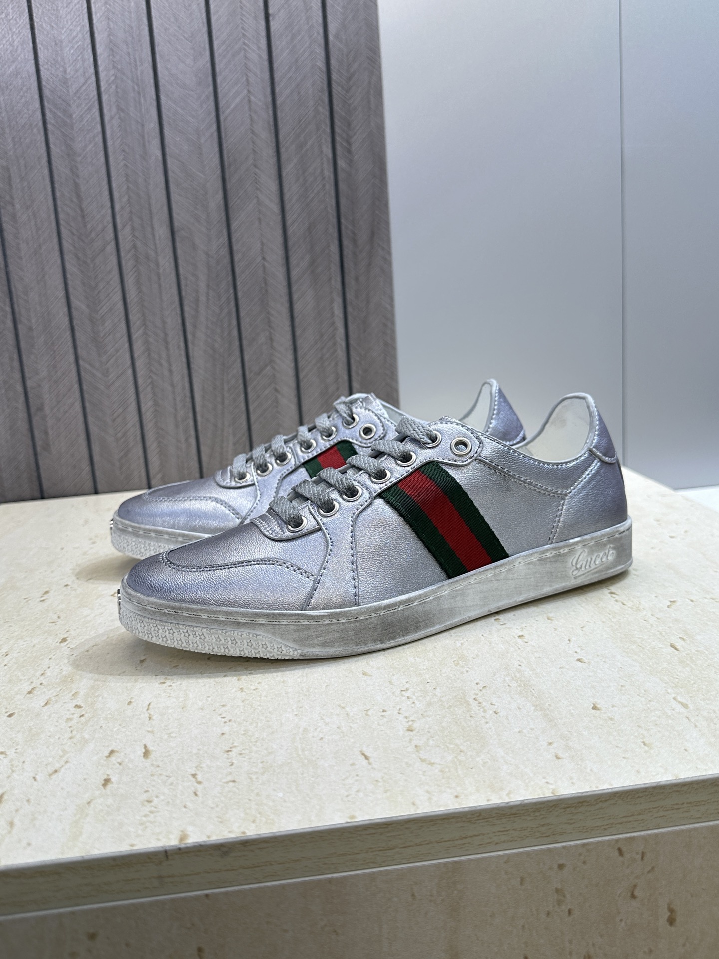 (配全套飞机盒)Gucci 古驰 2026春夏情侣新款系带冲孔休闲运动鞋 G家字母logo拼色平底就圆头