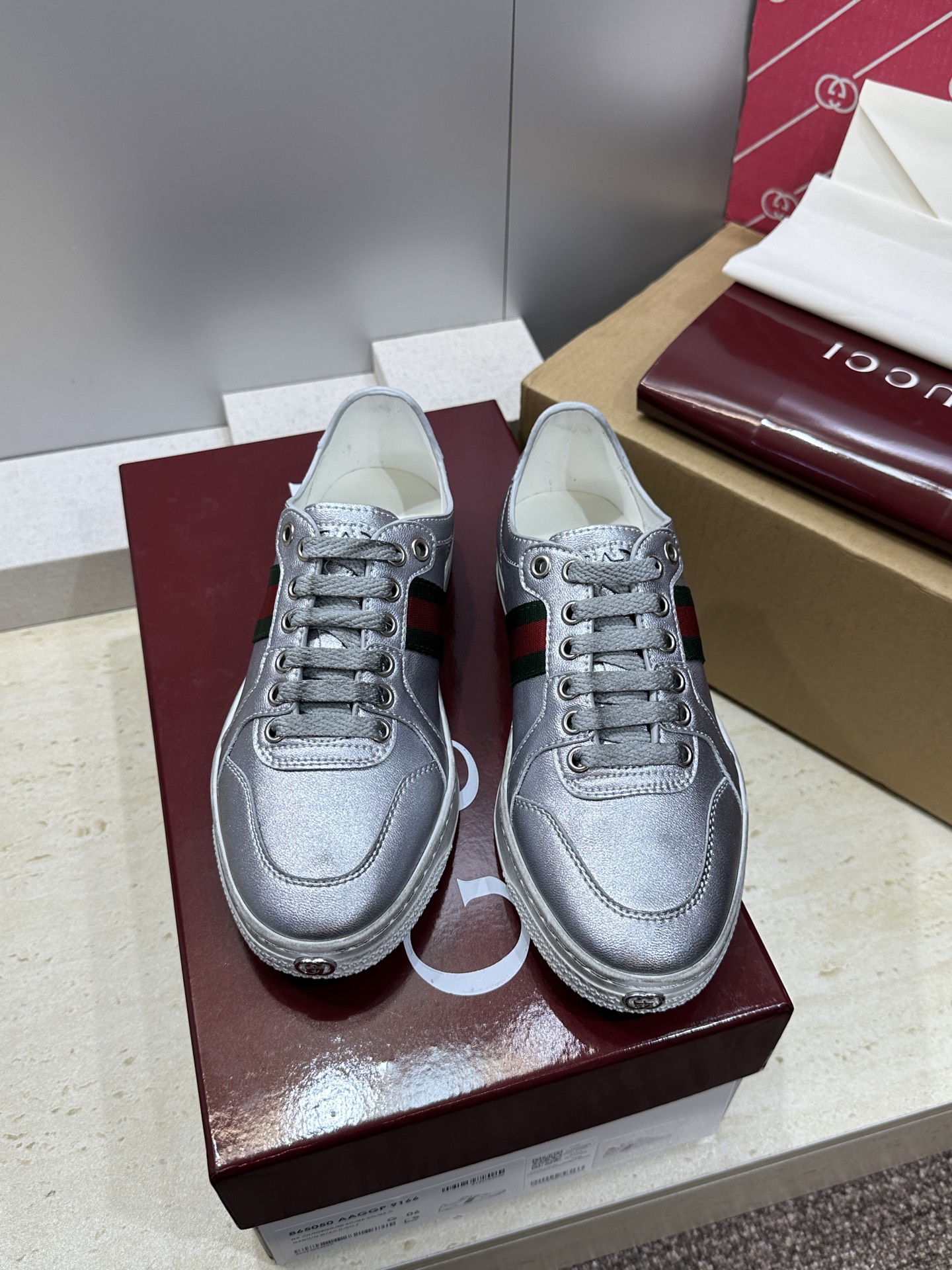 (配全套飞机盒)Gucci 古驰 2026春夏情侣新款系带冲孔休闲运动鞋 G家字母logo拼色平底就圆头