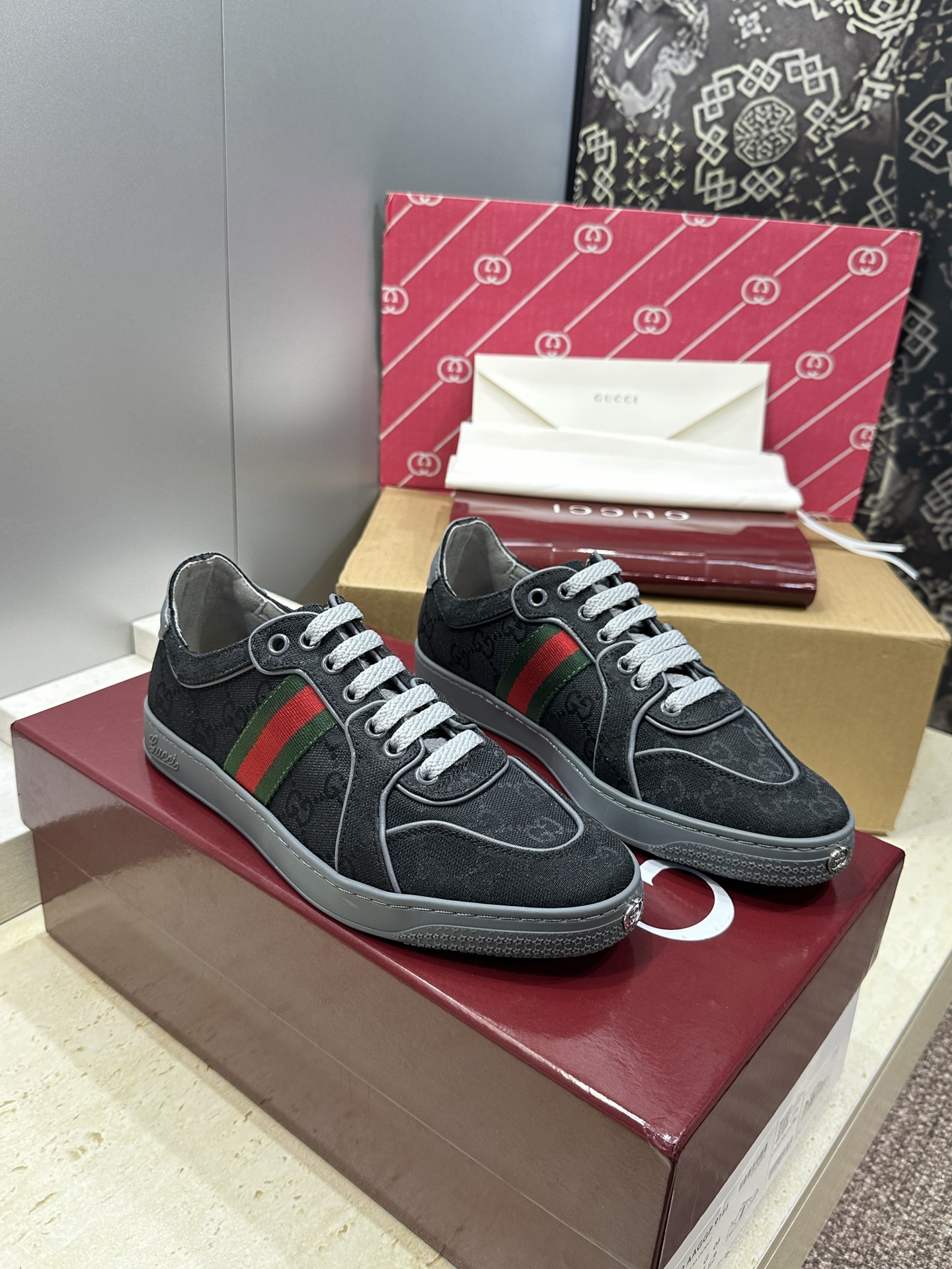 (配全套飞机盒)Gucci 古驰 2026春夏情侣新款系带冲孔休闲运动鞋 G家字母logo拼色平底就圆头