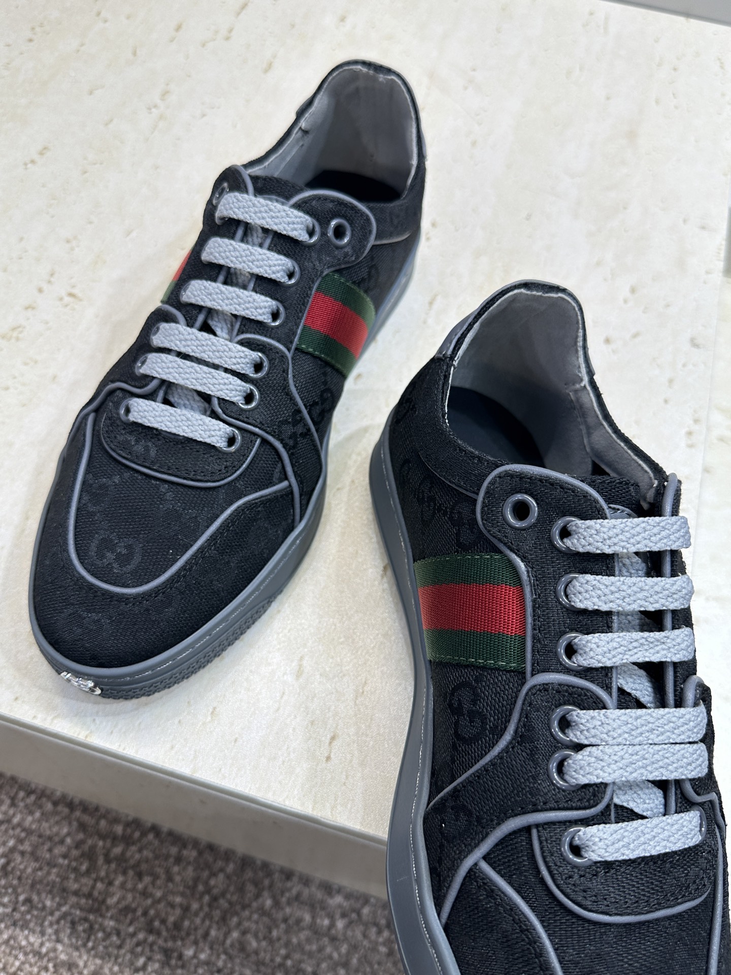 (配全套飞机盒)Gucci 古驰 2026春夏情侣新款系带冲孔休闲运动鞋 G家字母logo拼色平底就圆头