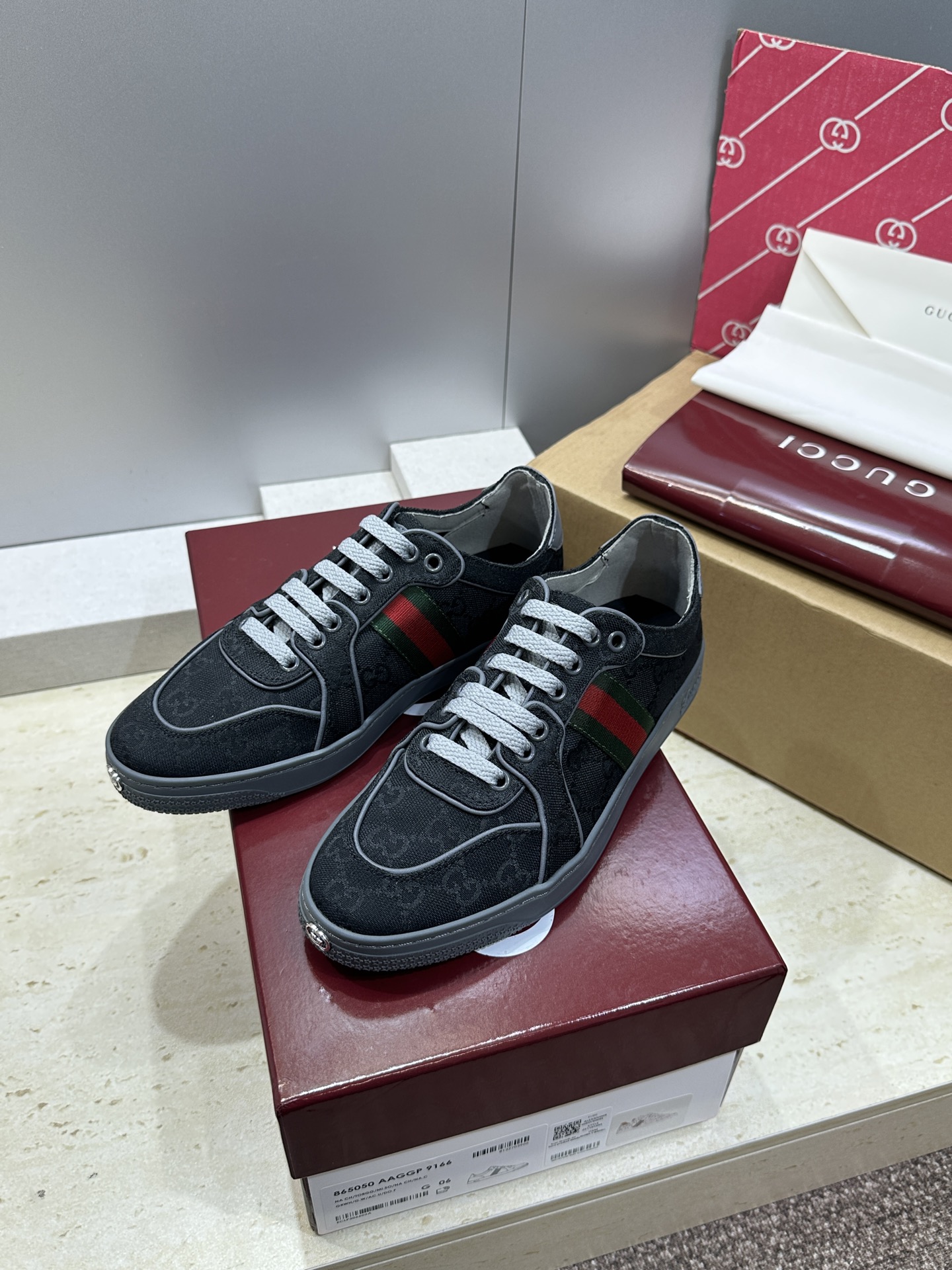 (配全套飞机盒)Gucci 古驰 2026春夏情侣新款系带冲孔休闲运动鞋 G家字母logo拼色平底就圆头