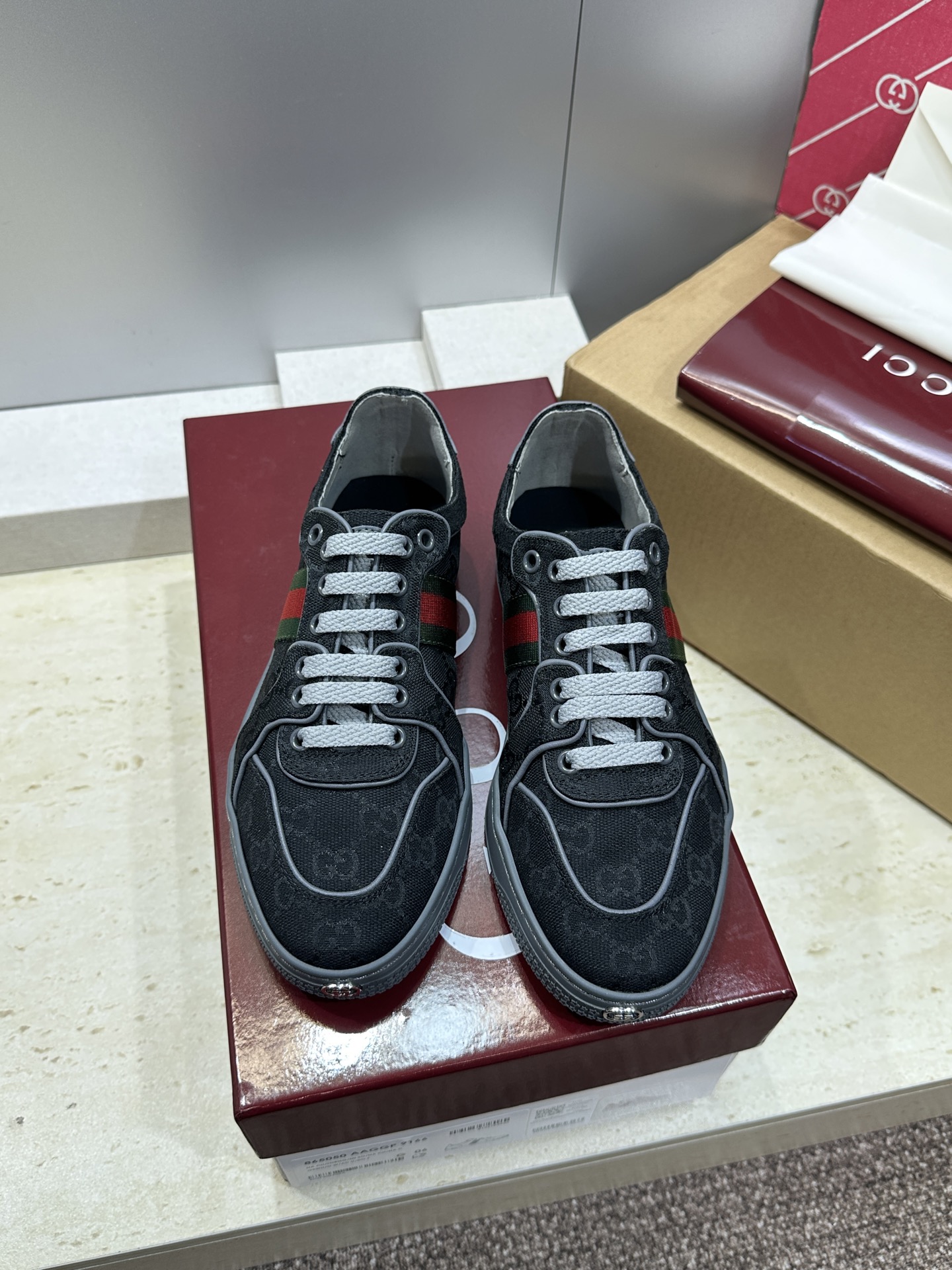 (配全套飞机盒)Gucci 古驰 2026春夏情侣新款系带冲孔休闲运动鞋 G家字母logo拼色平底就圆头