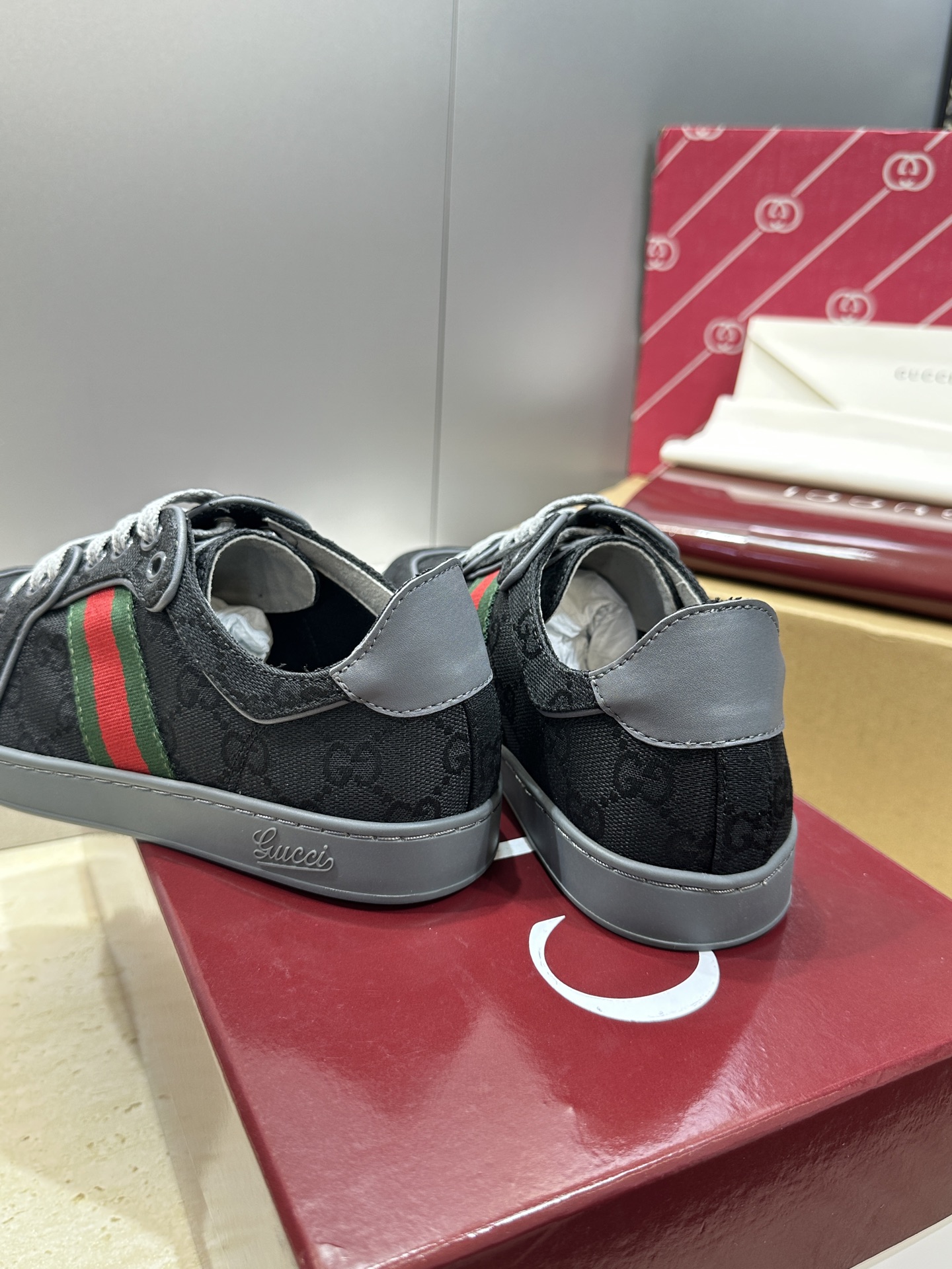 (配全套飞机盒)Gucci 古驰 2026春夏情侣新款系带冲孔休闲运动鞋 G家字母logo拼色平底就圆头