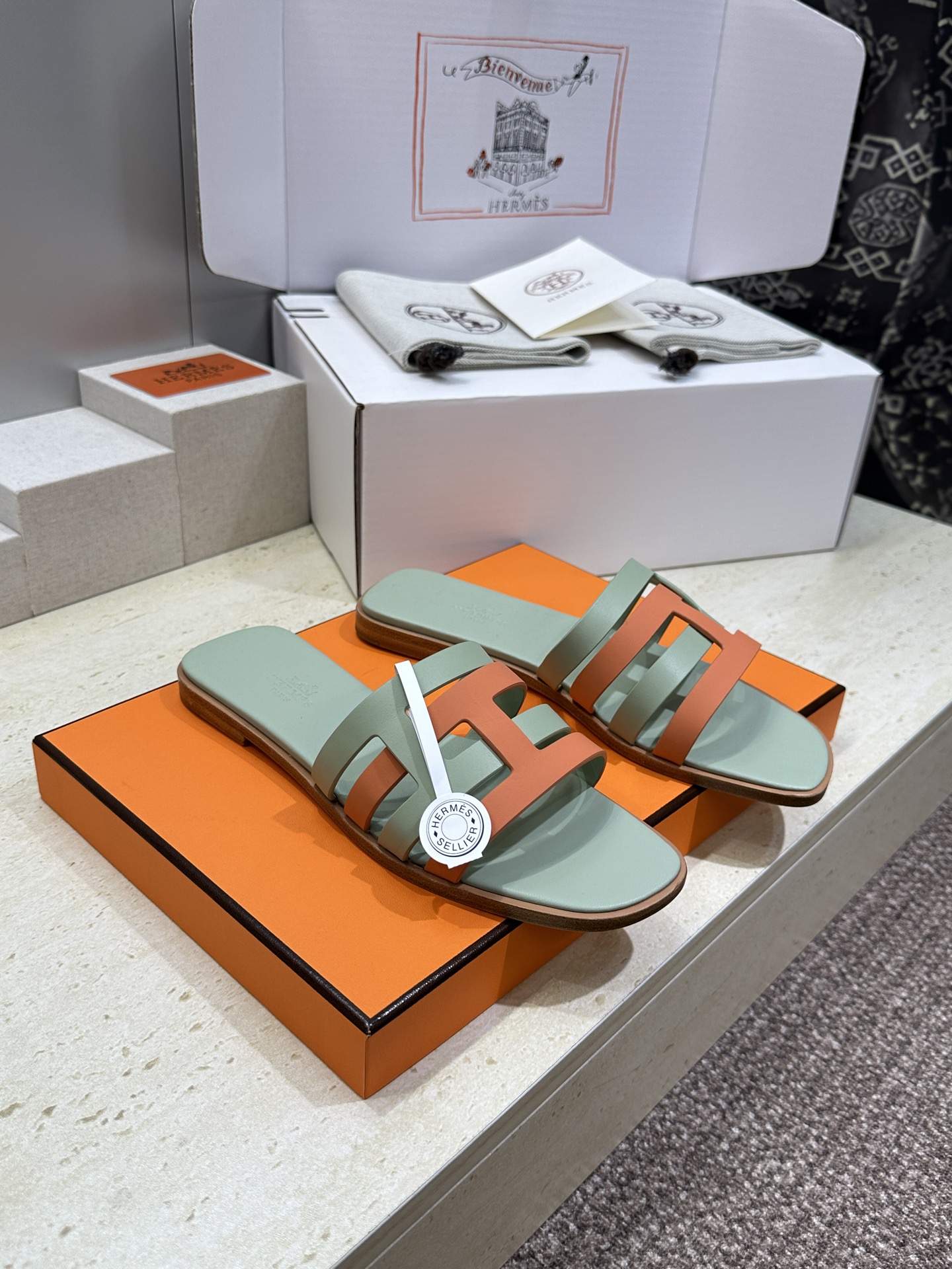 （配全套飞机盒）莞货 代购级 爱马仕 Hermes 2026春夏新款 Oran平底方头拼色工字拖女鞋  