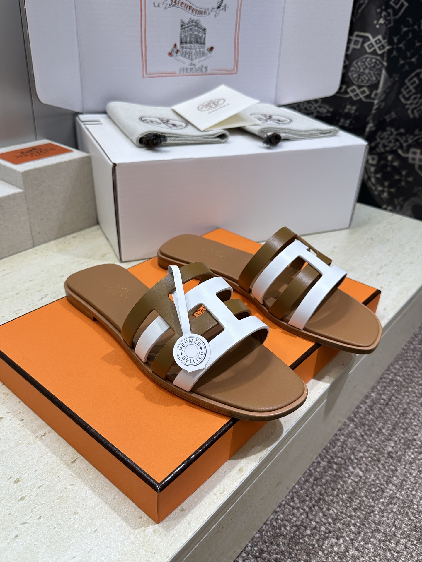 （配全套飞机盒）莞货 代购级 爱马仕 Hermes 2026春夏新款 Oran平底方头拼色工字拖女鞋  