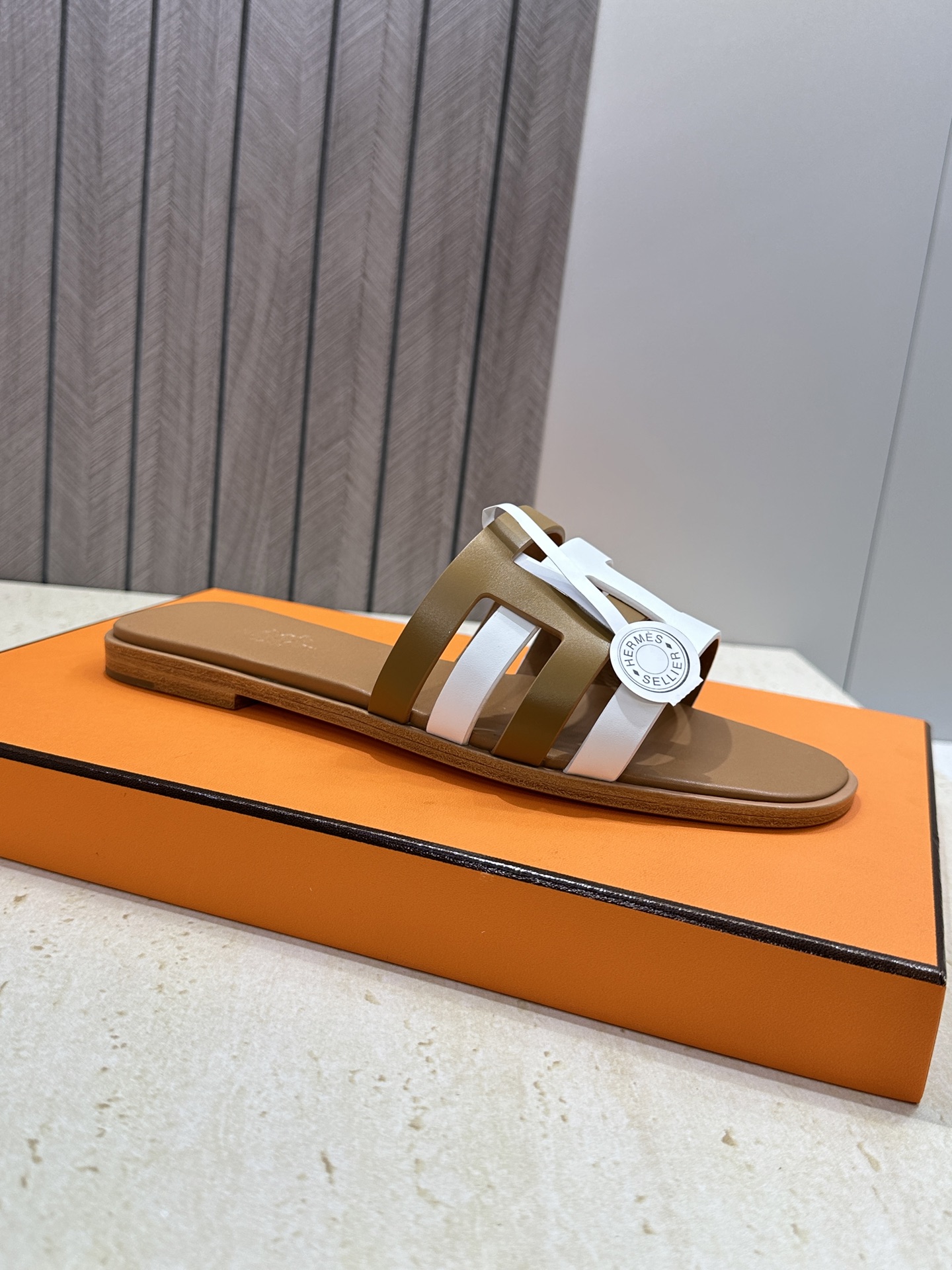 （配全套飞机盒）莞货 代购级 爱马仕 Hermes 2026春夏新款 Oran平底方头拼色工字拖女鞋  