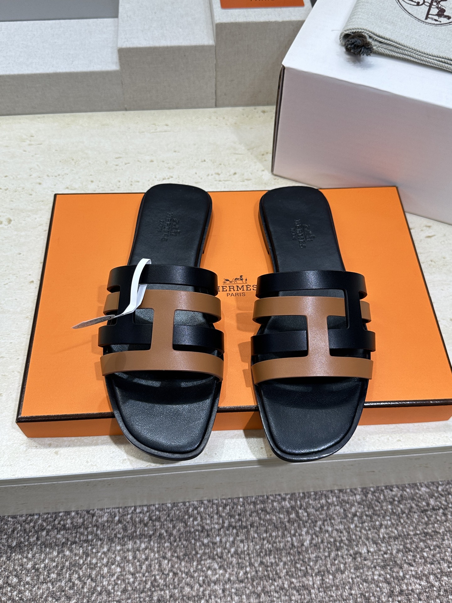 （配全套飞机盒）莞货 代购级 爱马仕 Hermes 2026春夏新款 Oran平底方头拼色工字拖女鞋  