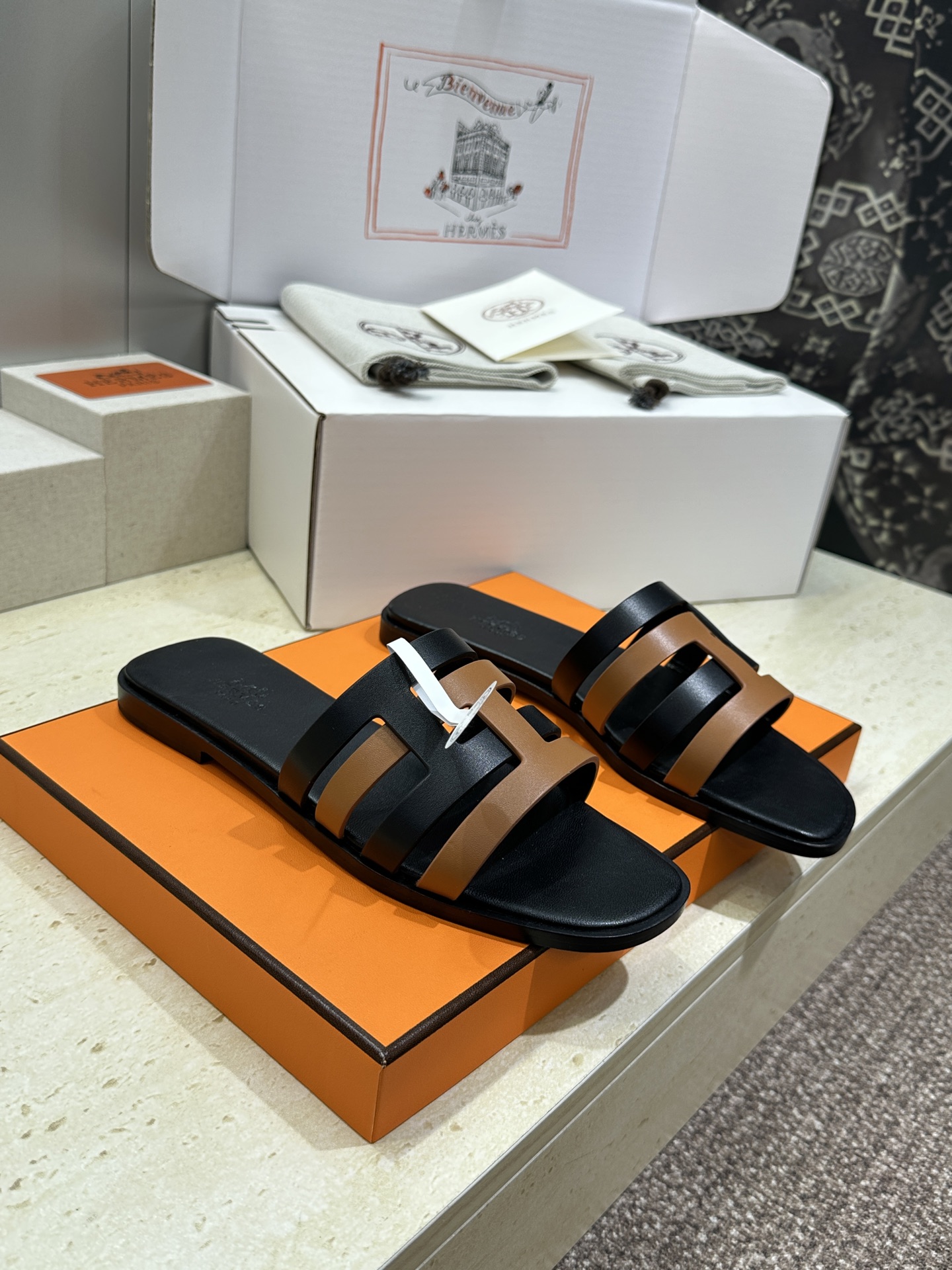 （配全套飞机盒）莞货 代购级 爱马仕 Hermes 2026春夏新款 Oran平底方头拼色工字拖女鞋  