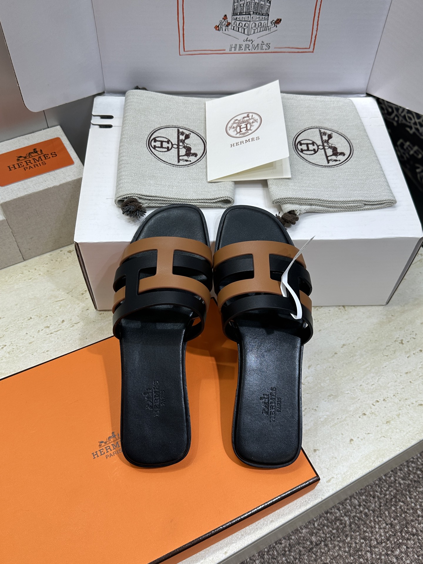 （配全套飞机盒）莞货 代购级 爱马仕 Hermes 2026春夏新款 Oran平底方头拼色工字拖女鞋  