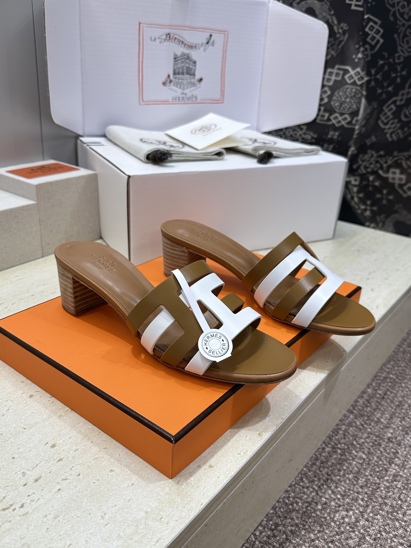 （配全套飞机盒）莞货 代购级 爱马仕 Hermes 2026春夏新款 Oran平底方头拼色工字拖女鞋  