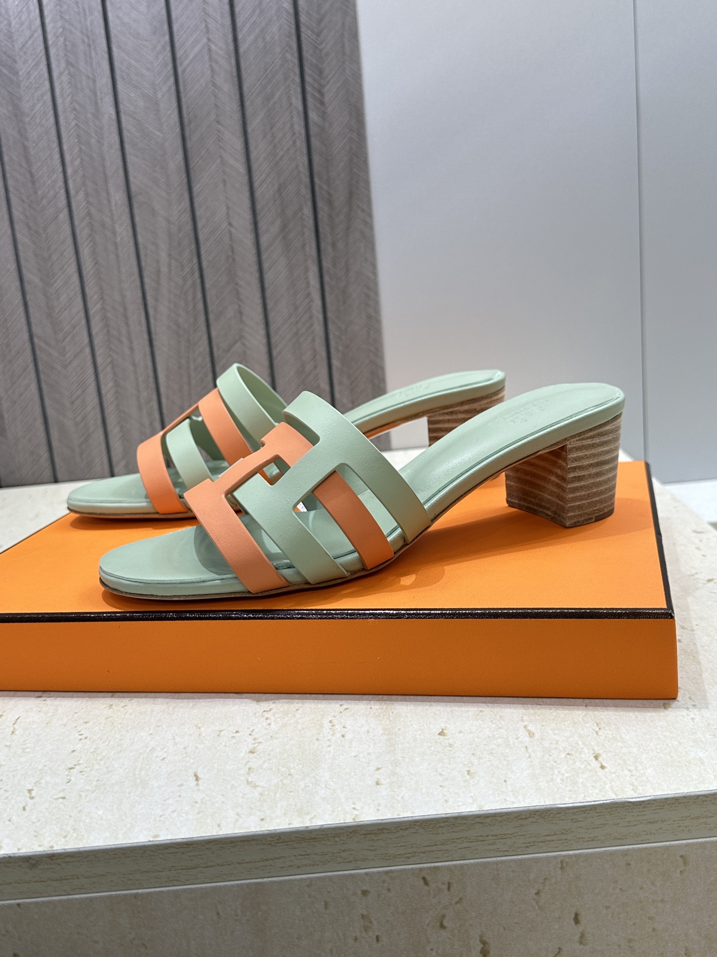 （配全套飞机盒）莞货 代购级 爱马仕 Hermes 2026春夏新款 Oran平底方头拼色工字拖女鞋  