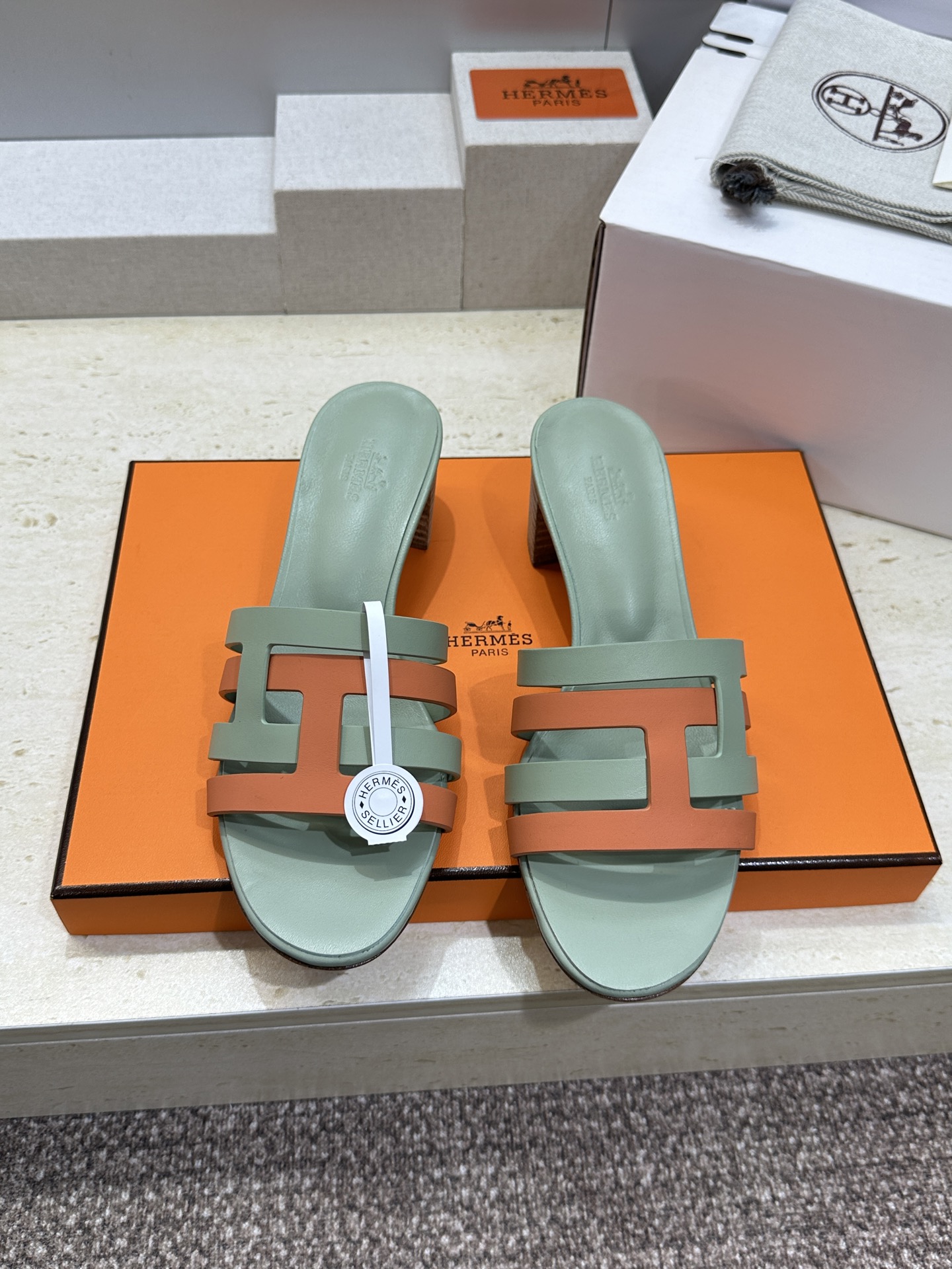 （配全套飞机盒）莞货 代购级 爱马仕 Hermes 2026春夏新款 Oran平底方头拼色工字拖女鞋  