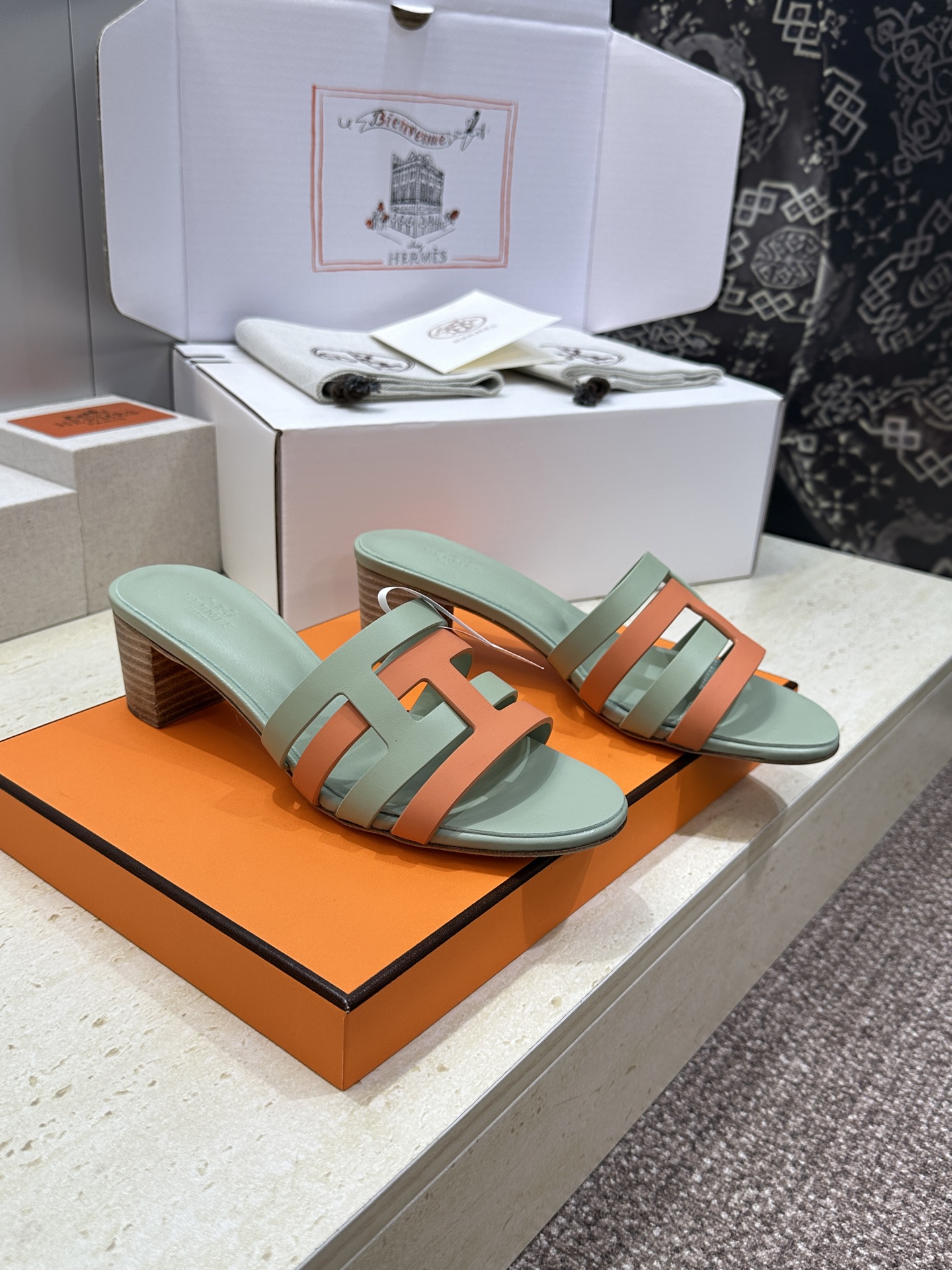 （配全套飞机盒）莞货 代购级 爱马仕 Hermes 2026春夏新款 Oran平底方头拼色工字拖女鞋  