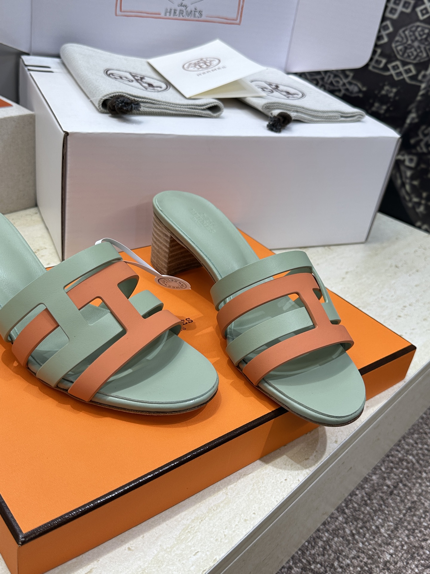 （配全套飞机盒）莞货 代购级 爱马仕 Hermes 2026春夏新款 Oran平底方头拼色工字拖女鞋  