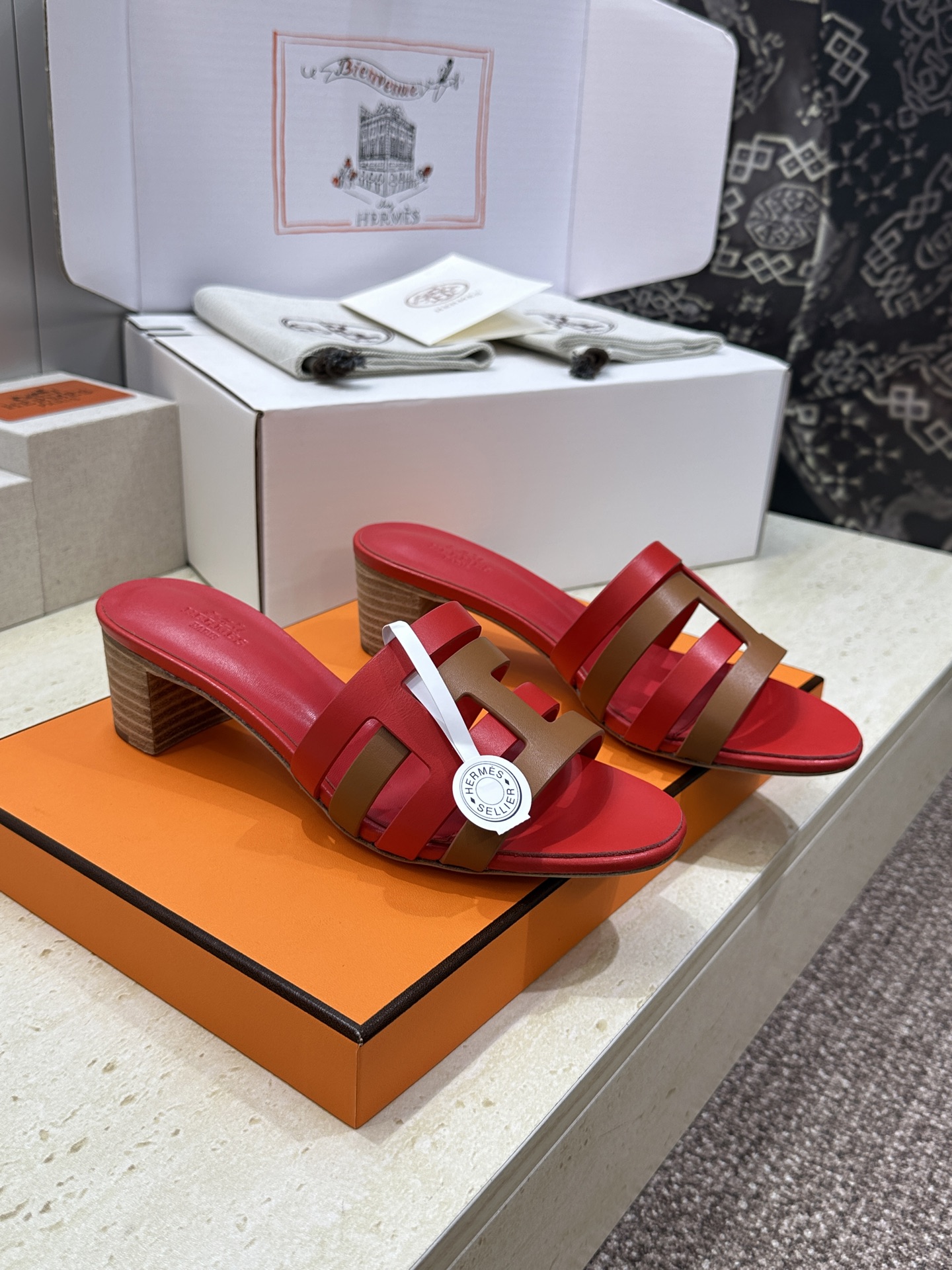 NO:884081,(With a complete set of airplane cases) Guanhuo purchasing agent Hermes 2026 spring and summer new style Oran flat square toe color-blocked sandals for women H family logo thick heel round toe open toe sandals Material upper imported calfskin + water-dyed cowhide lining + Italian leather outsole Heel height: flat /4.5CM Size:  34-43 (34.40.41.42.43 customization is not returnable), slippers, hermes, hermes, slippers, cowhide, Leather soles19860909（配全套飞机盒） 莞货 代购级 爱马仕 Hermes 2026春夏新款 Oran平底方头拼色工字拖女鞋 H家字母logo粗跟圆头露趾凉拖鞋 材质鞋面进口小牛皮+水染牛皮内里+意大利真皮大底 跟高:平底 /4.5CM Size: 34-43(34.40.41.42.43定制不退换）,拖鞋,hermes,hermes,slippers,cowhide,Leather soles,Women's Shoes