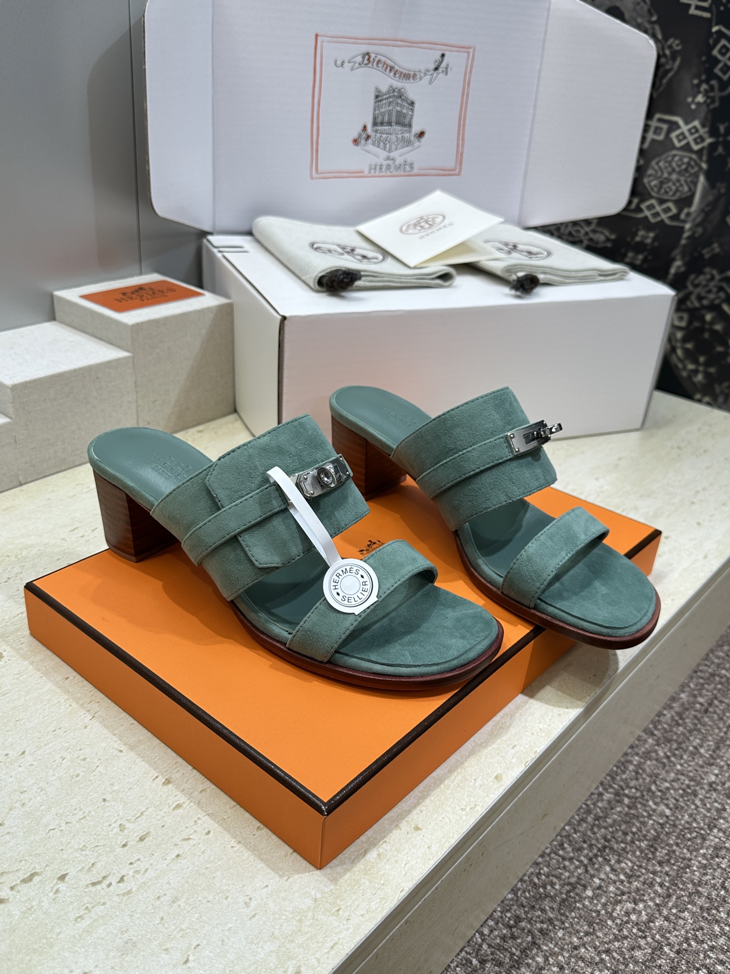 (配全套飞机盒)莞货 代购级 爱马仕 Hermes 2026春夏新款 Ninon 粗跟拼色女鞋  H家字