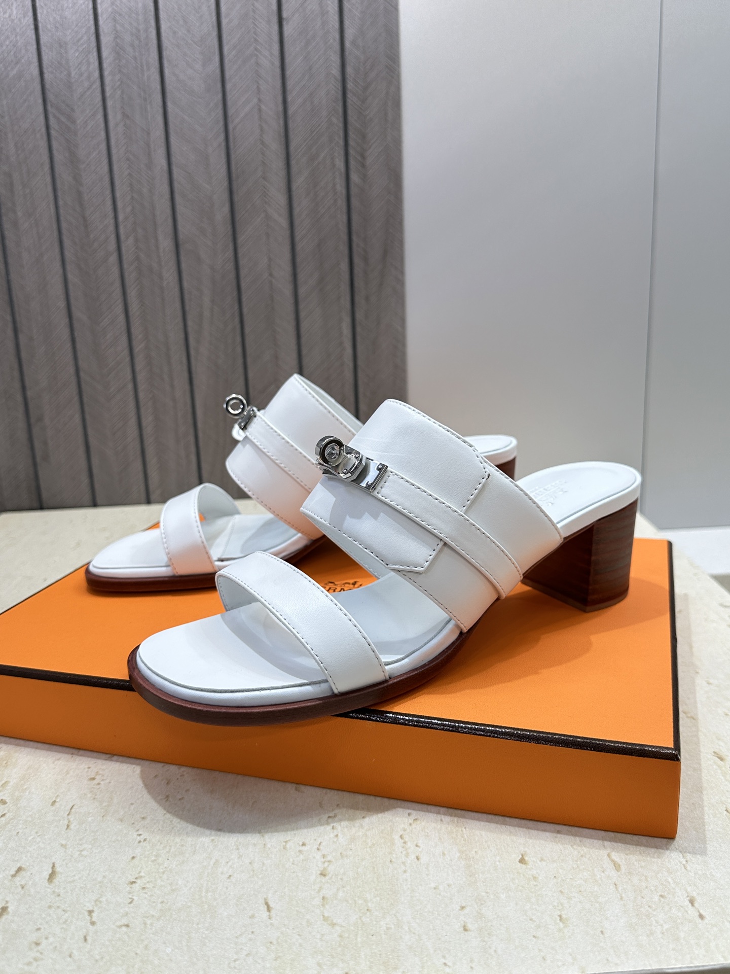 (配全套飞机盒)莞货 代购级 爱马仕 Hermes 2026春夏新款 Ninon 粗跟拼色女鞋  H家字