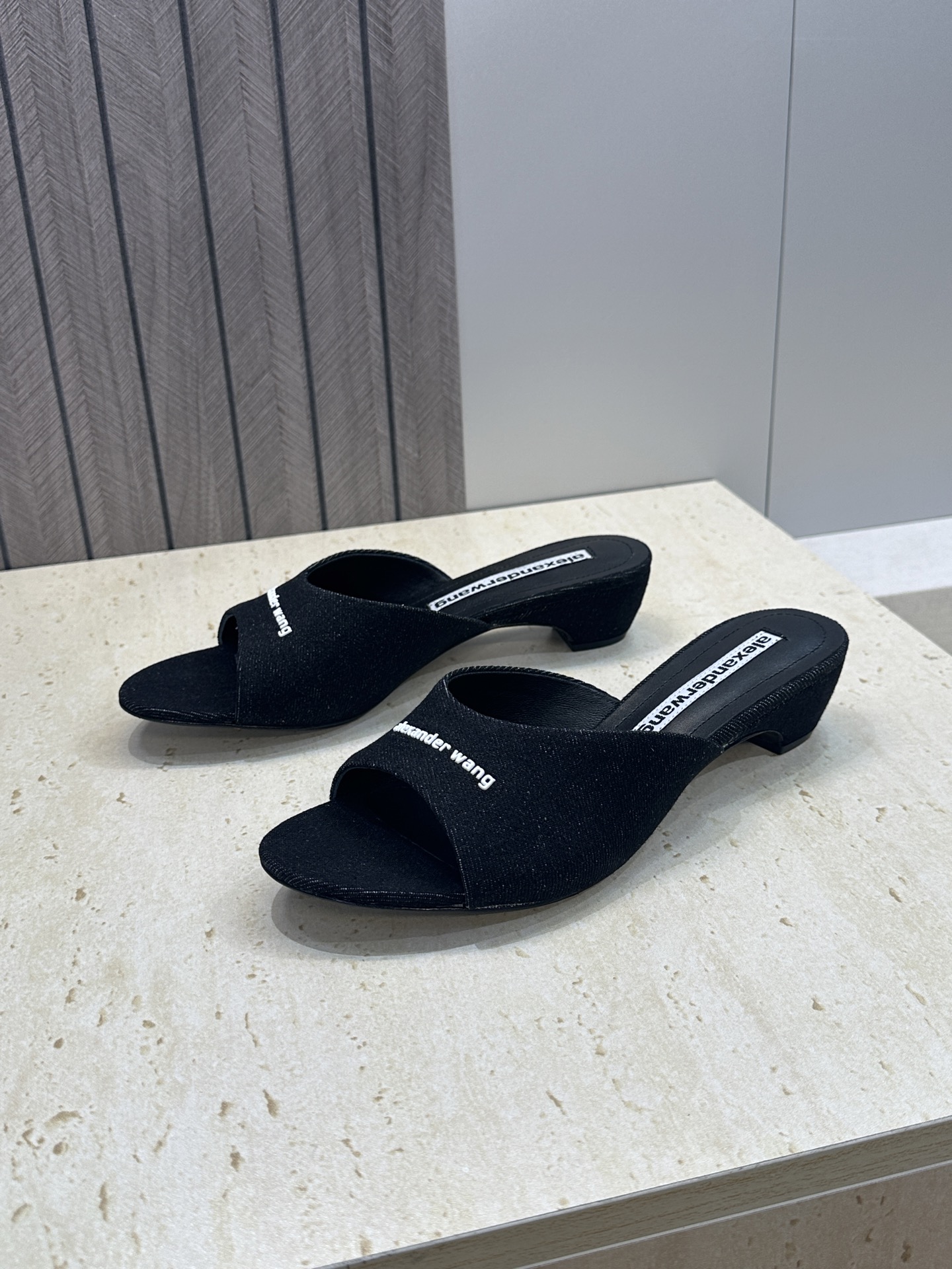 Alexanderwang 2026春夏新款粗跟女鞋 亚历山大.王 字母logo中跟圆头露趾凉拖鞋材质: