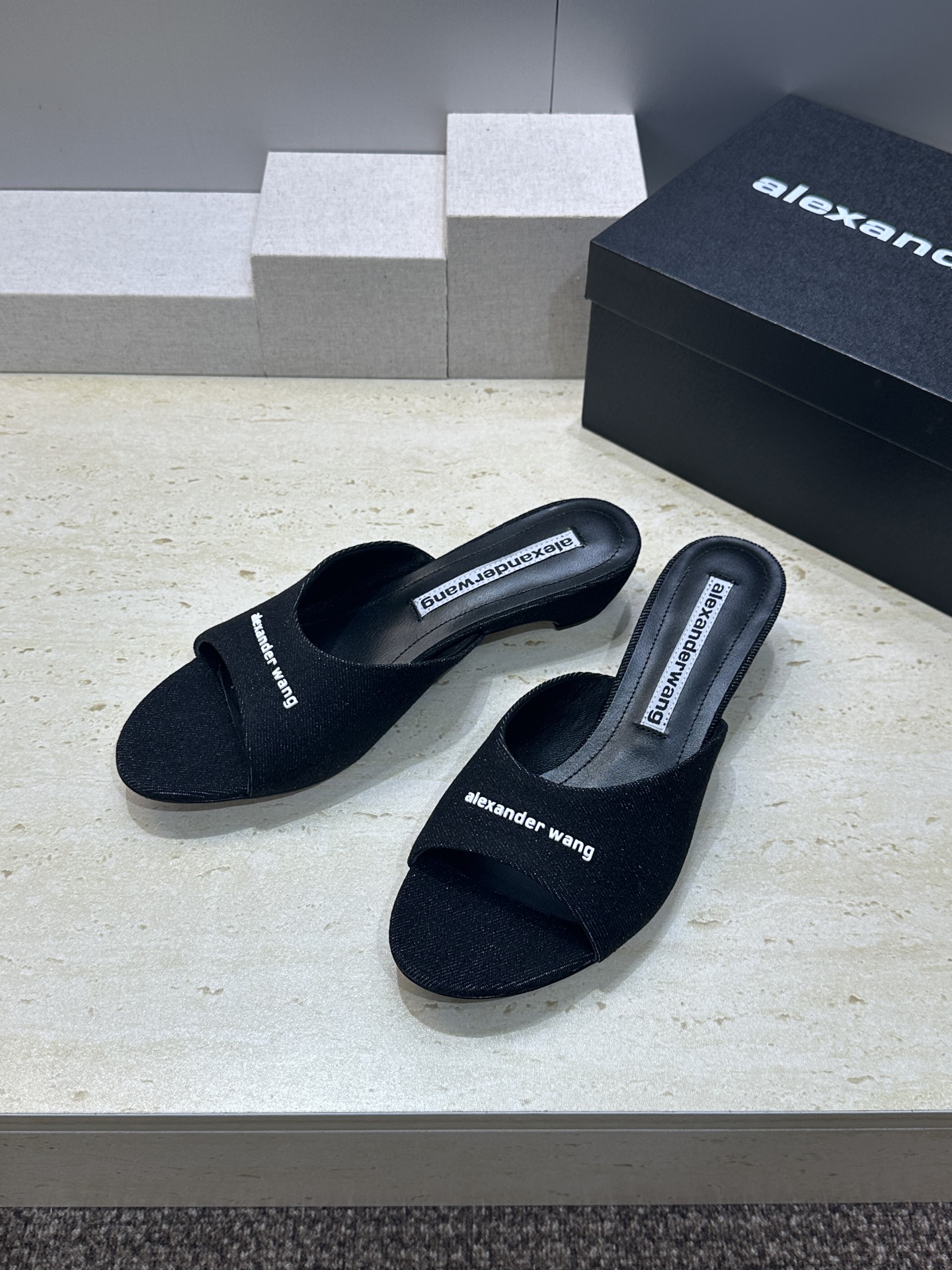 Alexanderwang 2026春夏新款粗跟女鞋 亚历山大.王 字母logo中跟圆头露趾凉拖鞋材质: