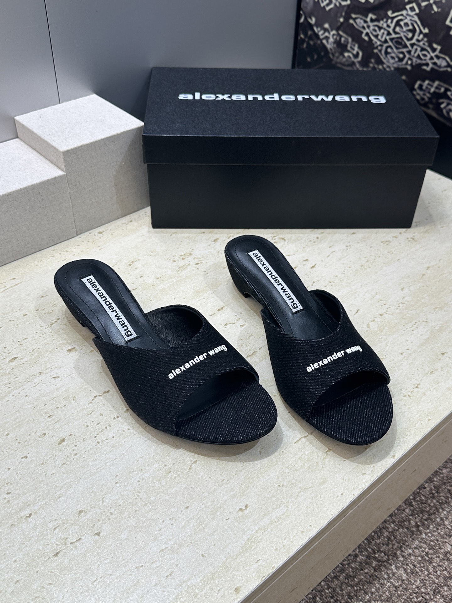 Alexanderwang 2026春夏新款粗跟女鞋 亚历山大.王 字母logo中跟圆头露趾凉拖鞋材质: