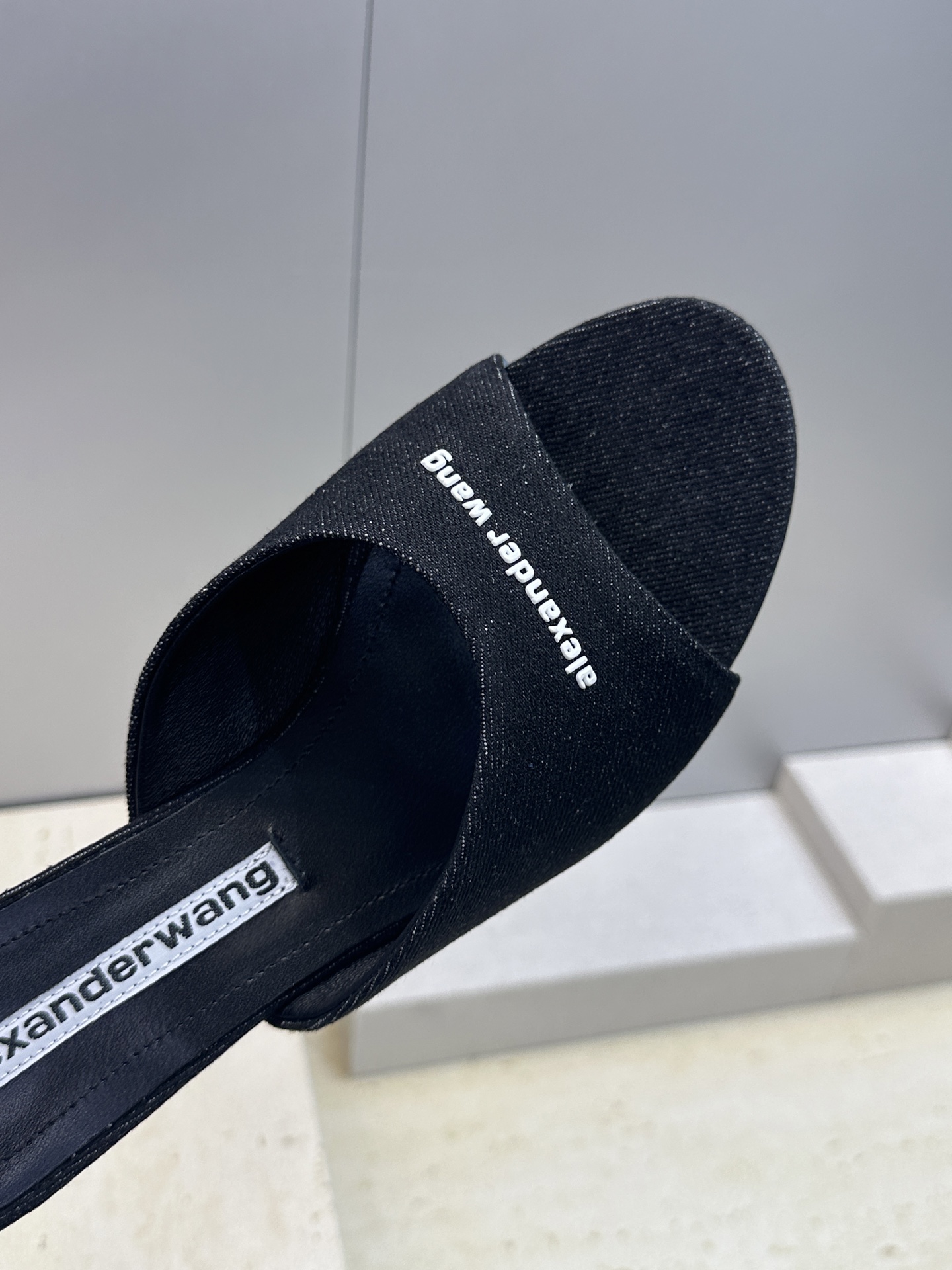 Alexanderwang 2026春夏新款粗跟女鞋 亚历山大.王 字母logo中跟圆头露趾凉拖鞋材质: