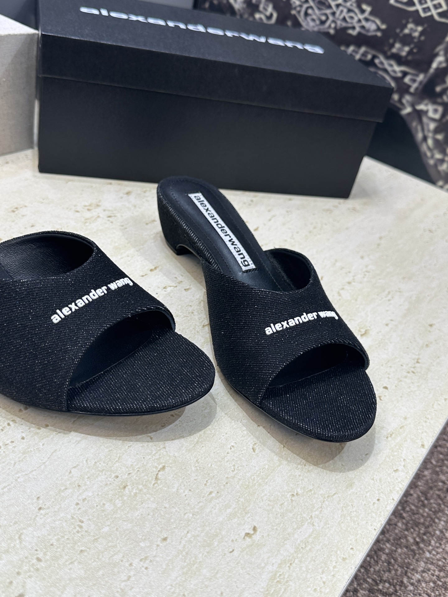 Alexanderwang 2026春夏新款粗跟女鞋 亚历山大.王 字母logo中跟圆头露趾凉拖鞋材质: