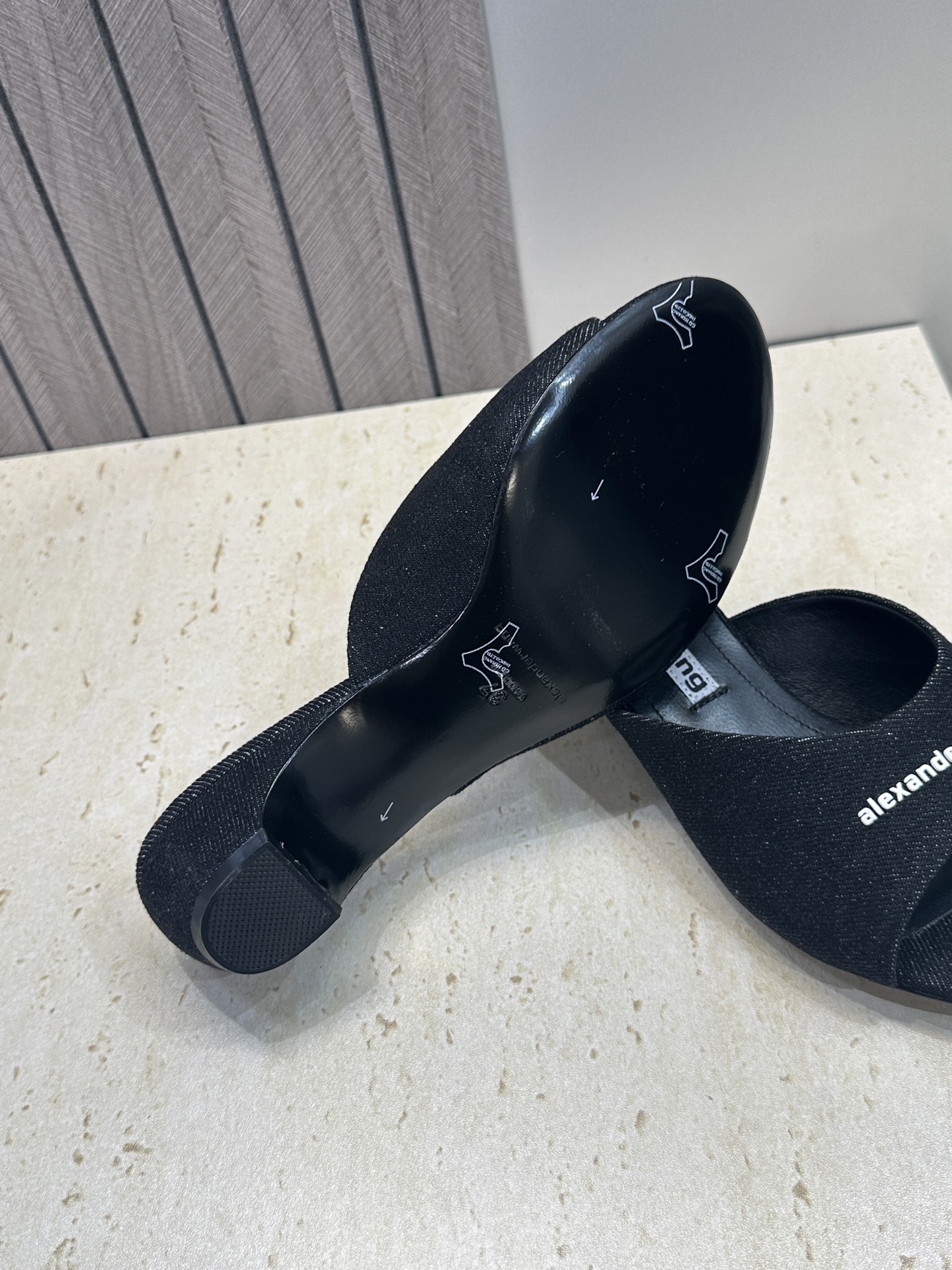 Alexanderwang 2026春夏新款粗跟女鞋 亚历山大.王 字母logo中跟圆头露趾凉拖鞋材质: